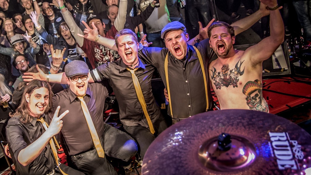 Gruppenbild der Band „Los Cinco Felices Cuatro"