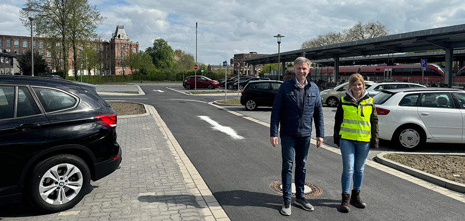 Bürgermeister Rainer Doetkotte und Janine Keller aus dem Tiefbauamt auf dem neuen Park and Ride Parkplatz an der Losserstraße