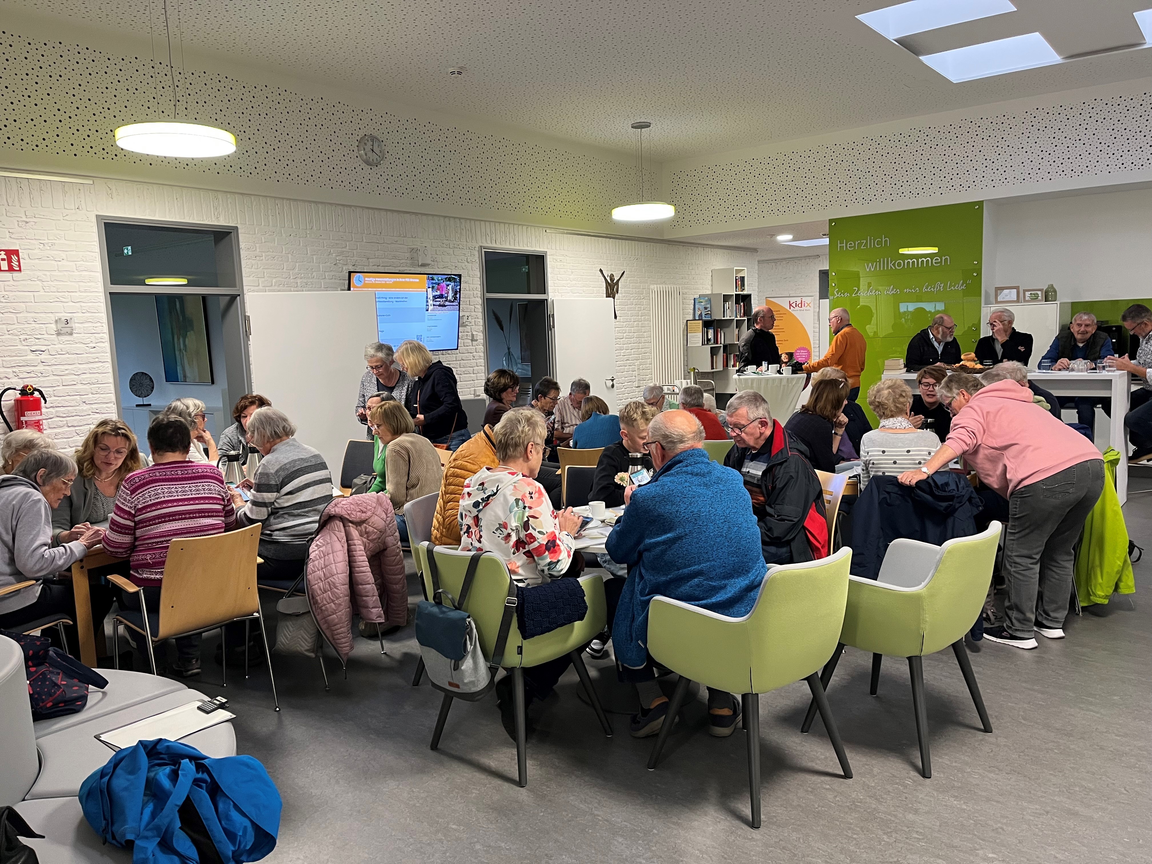 Besucher:innen des Smartphone-Cafés lernen und tauschen sich aus.