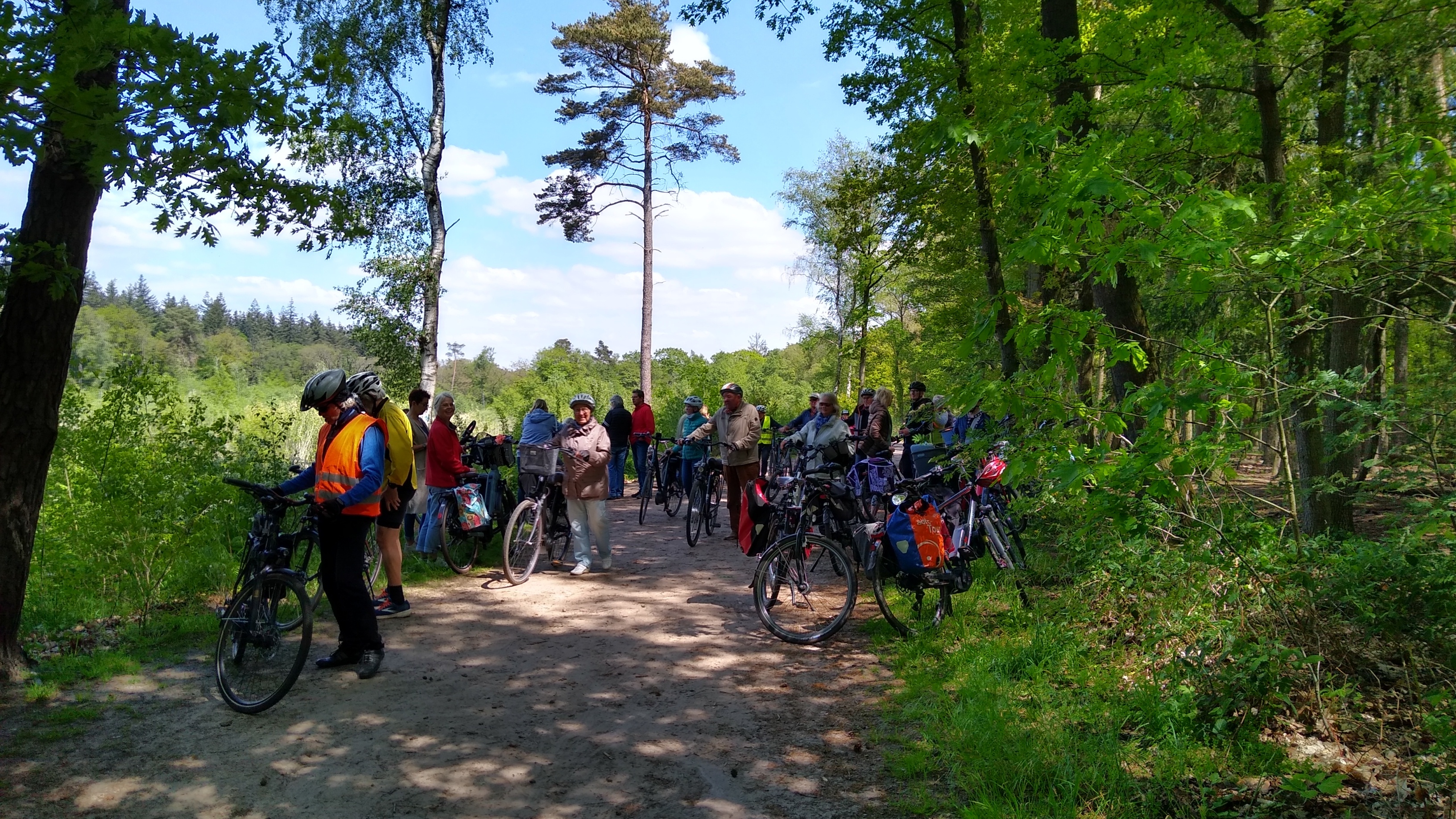 Teilnehmer der geführten Radtour mit dem Fahrradbeauftragten Hermann Nieratschker und ADFC-Tour-Leiter Herbert Wenker machen eine Trinkpause und ruhen sich im Schatten aus.