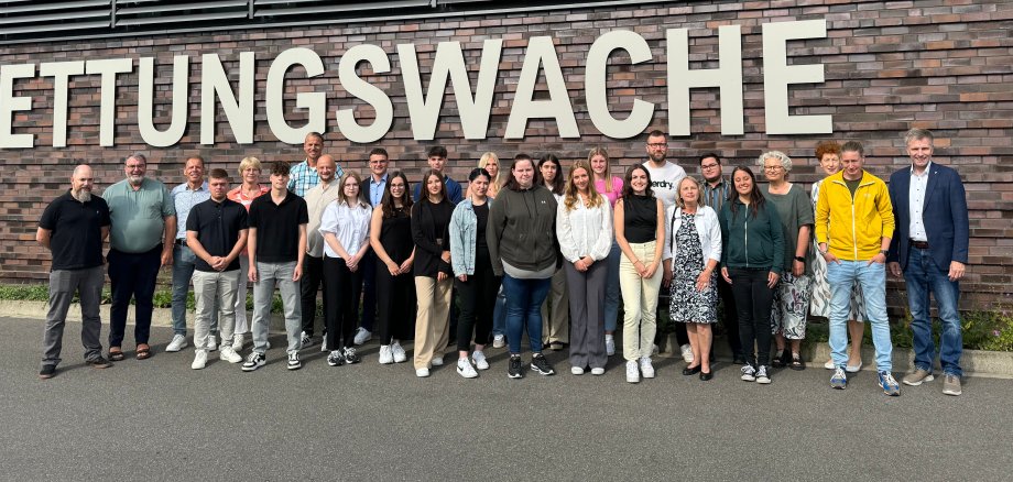 Zum Ausbildungsstart gratulierten neben dem Bürgermeister Rainer Doetkotte auch die neue Erste Beigeordnete Frau Schrader, der Ausbildungsleiter Martin Klümper und der Fachdienstleiter Personal und Organisation Detlev Hollenborg sowie weitere Mitarbeiter:innen aus der Verwaltung, der Feuer- und Rettungswache Gronau, die Gleichstellungsbeauftragte, Kolleg:innen der jeweiligen Kitas sowie der Personalrat.