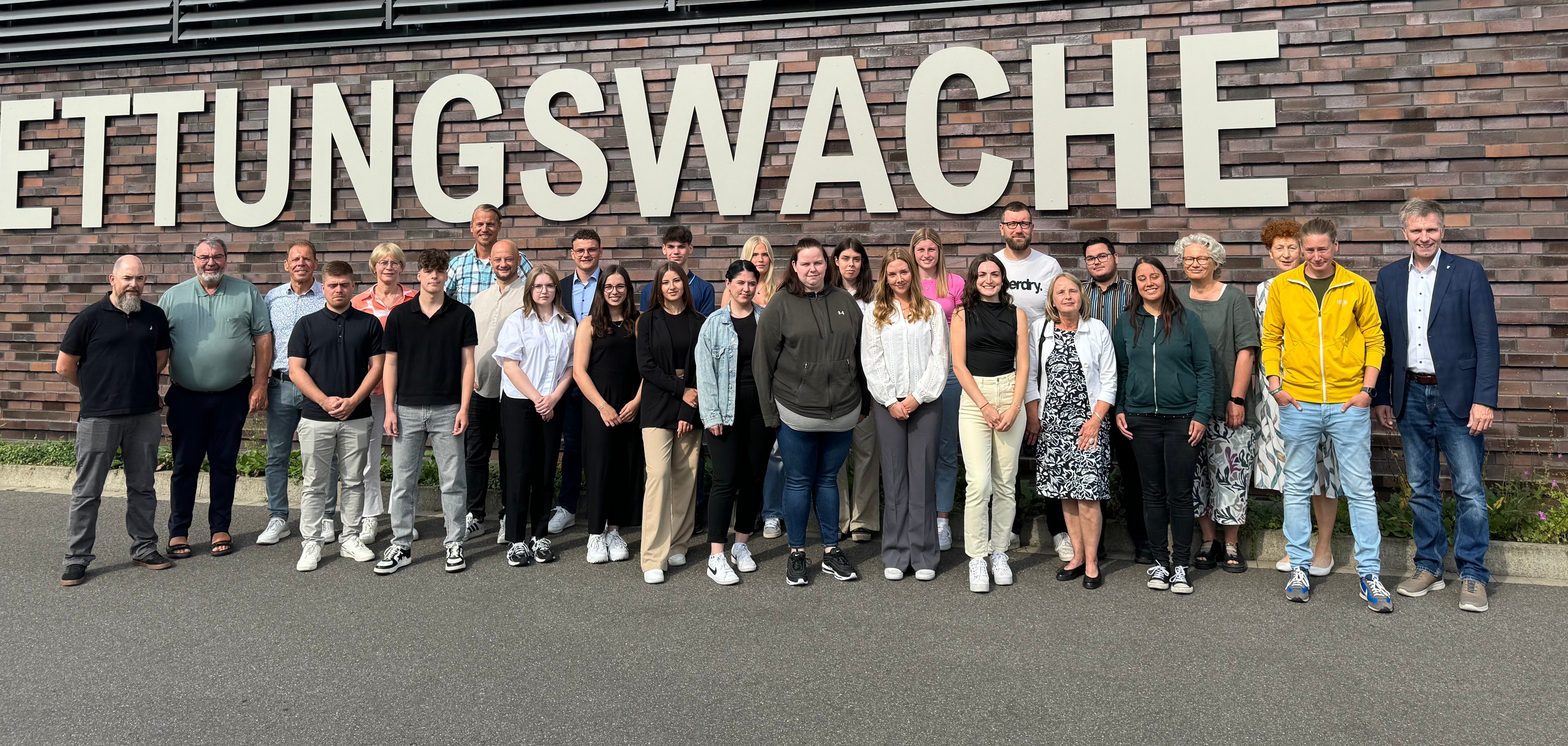 Zum Ausbildungsstart gratulierten neben dem Bürgermeister Rainer Doetkotte auch die neue Erste Beigeordnete Frau Schrader, der Ausbildungsleiter Martin Klümper und der Fachdienstleiter Personal und Organisation Detlev Hollenborg sowie weitere Mitarbeiter:innen aus der Verwaltung, der Feuer- und Rettungswache Gronau, die Gleichstellungsbeauftragte, Kolleg:innen der jeweiligen Kitas sowie der Personalrat.