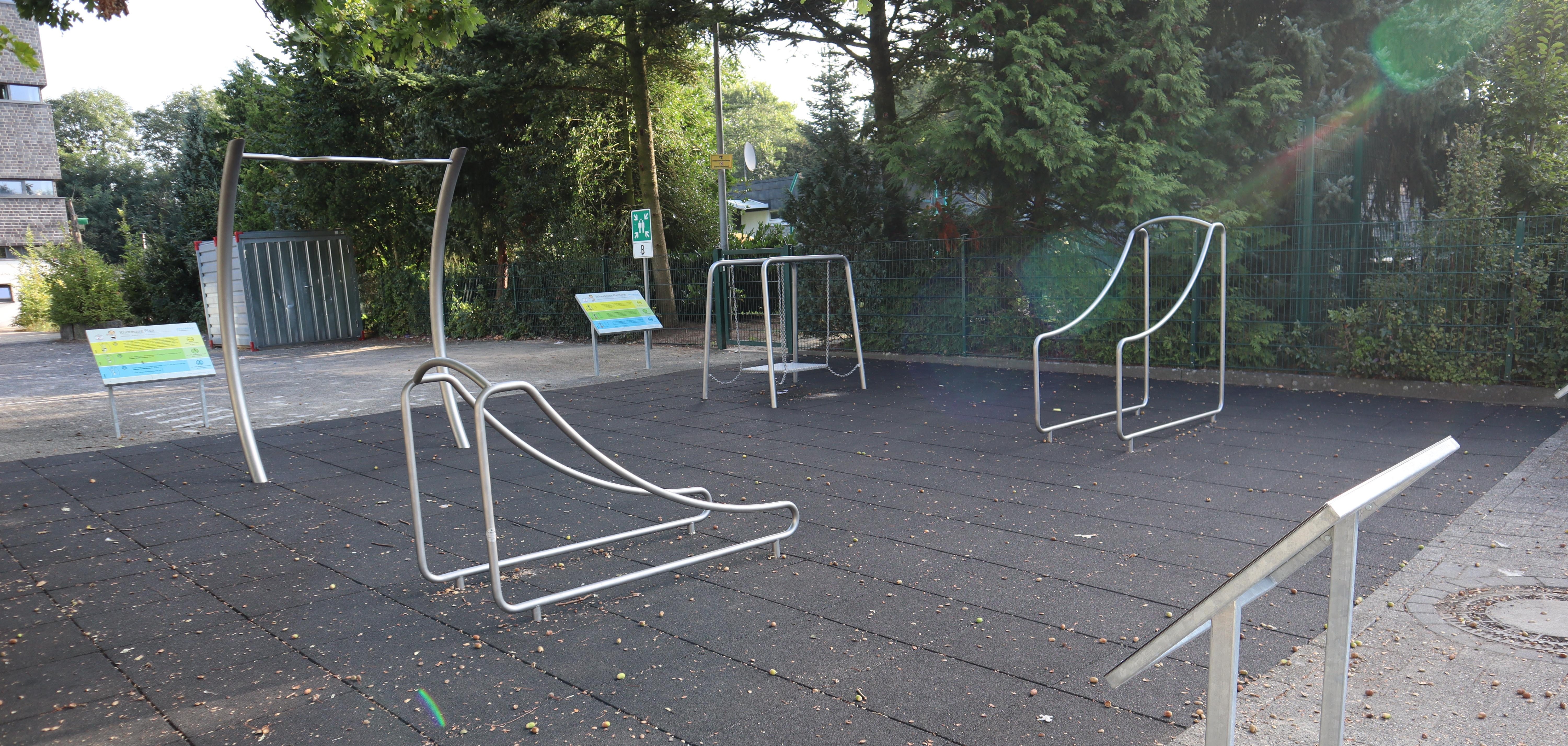 Der neue Fitnessbereich auf dem Schulhof der Gesamtschule Gronau.