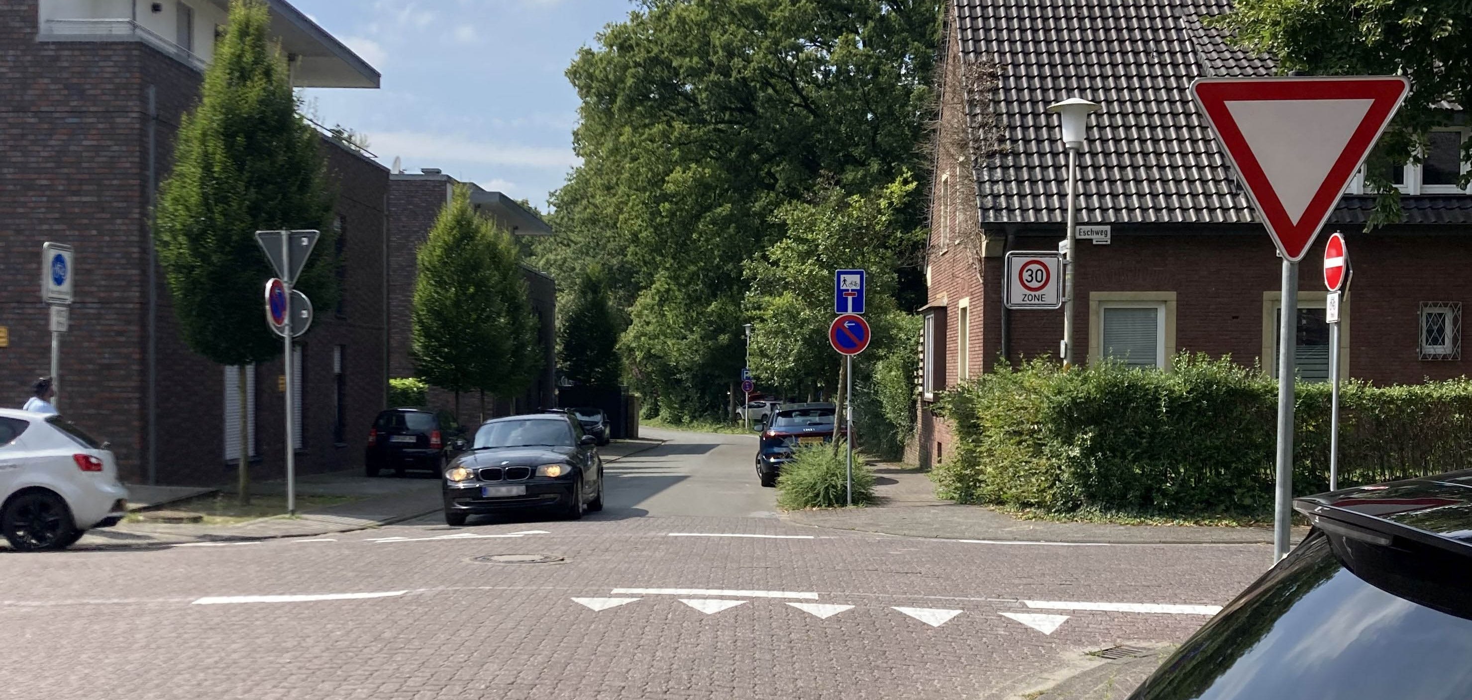 Blick auf die Kreuzung Eschweg / Brändströmstraße von der Brändströmstraße aus