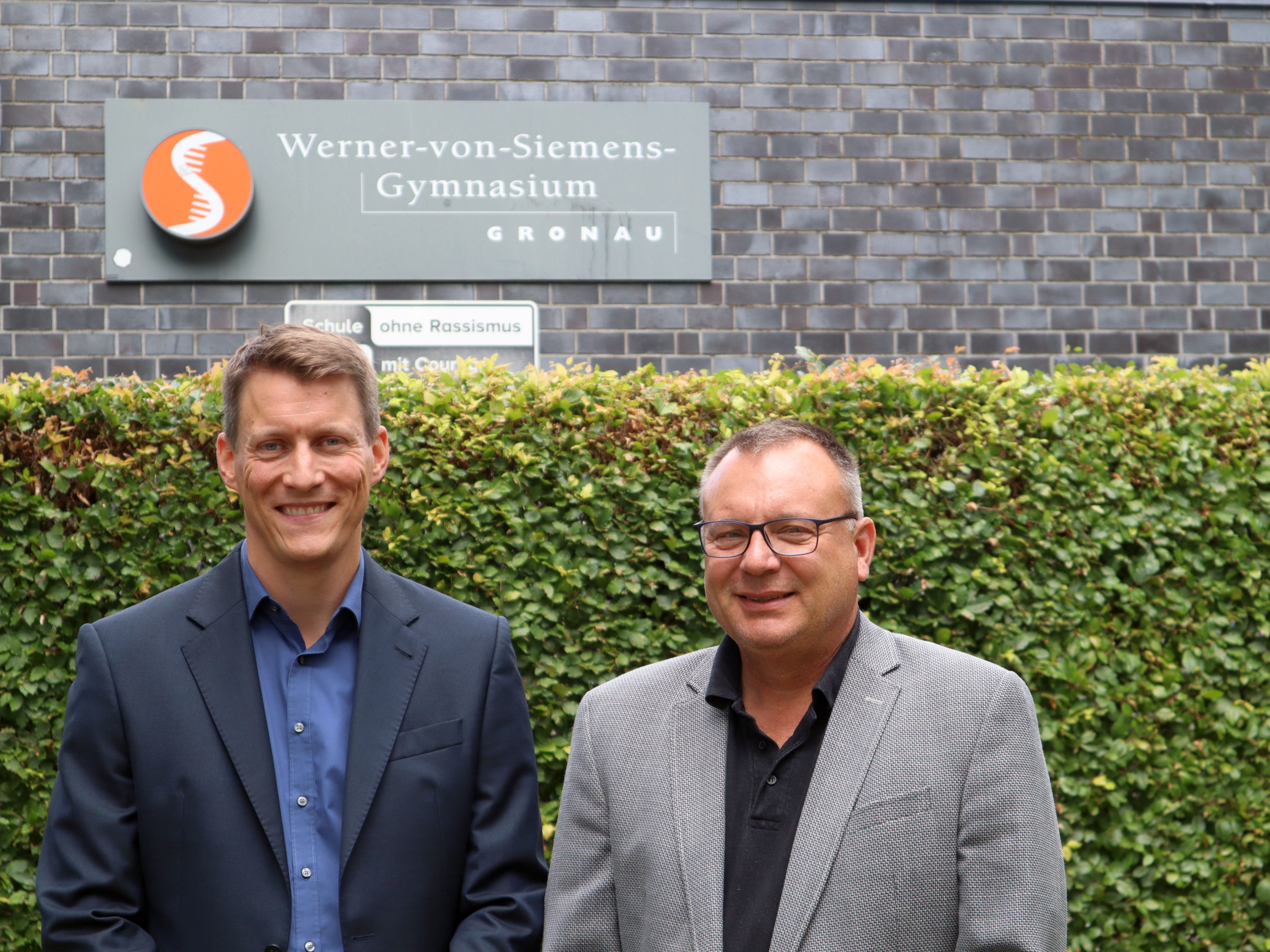 Stellvertretender Schulleiter Geukes und Schulleiter Herden vor dem Gebäude der Schule