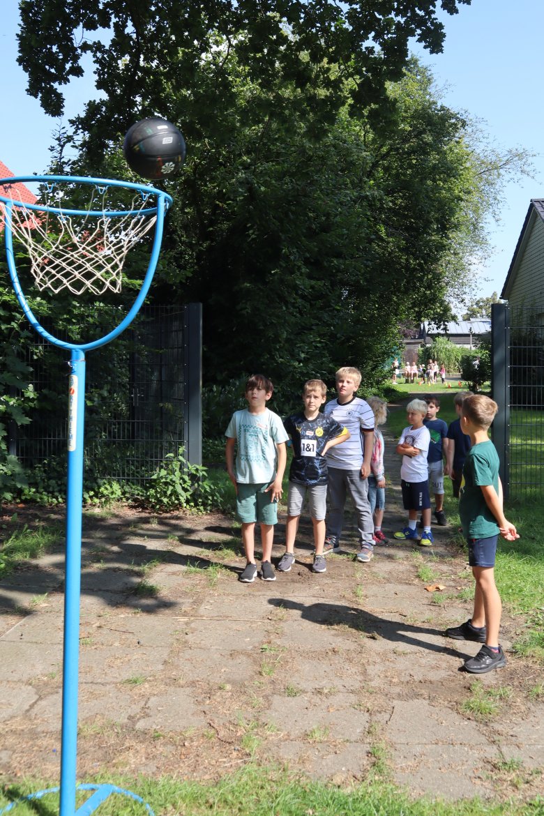 Kinder beim Basketball spielen