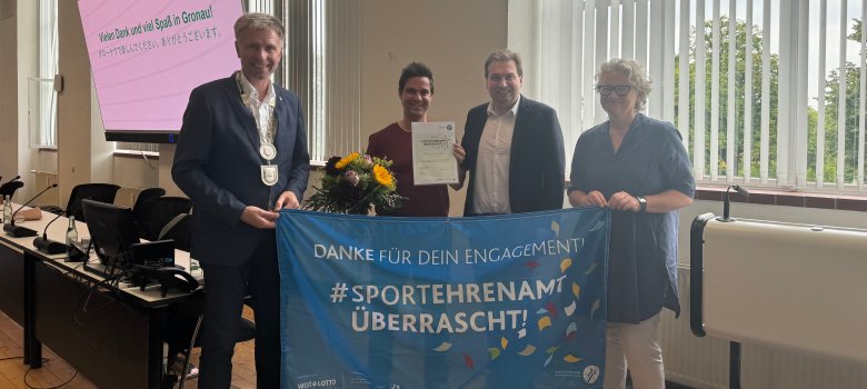 Bürgermeister Rainer Doetkotte, Erste Beigeordnete Frau Schrader und Jens Wortmann, Vorsitzender der Sportjugend NRW und Präsidiumsmitglied des Landessportbundes NRW, ehrten Michael Steinmann für sein ehrenamtliches Engagement.