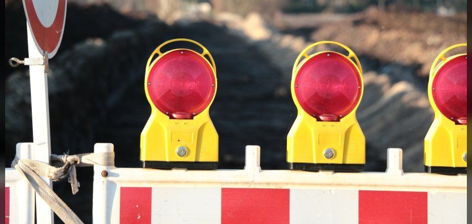 Baustellenschild, da die Autobahnausfahrt gesperrt ist