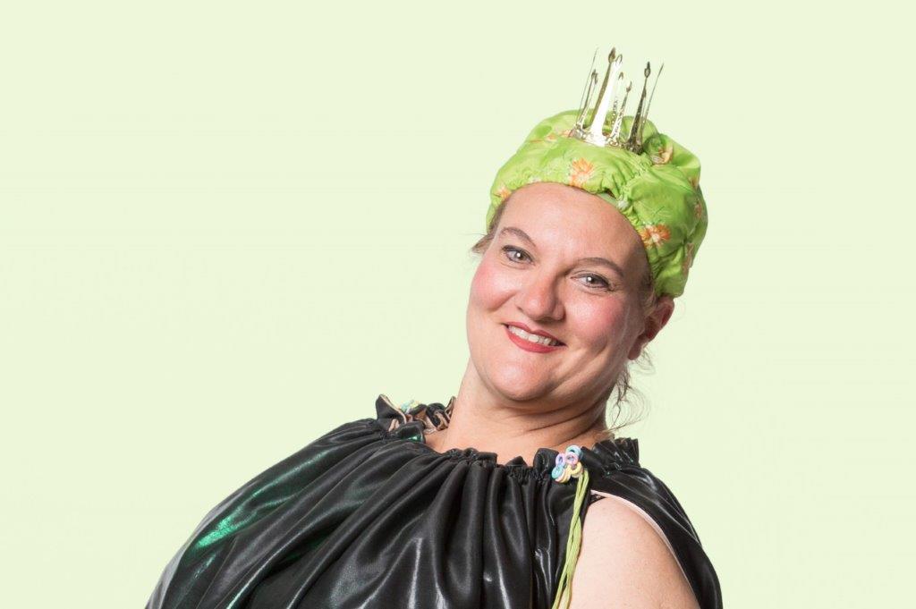 Eine Frau als Froschkönigin mit einer Krone