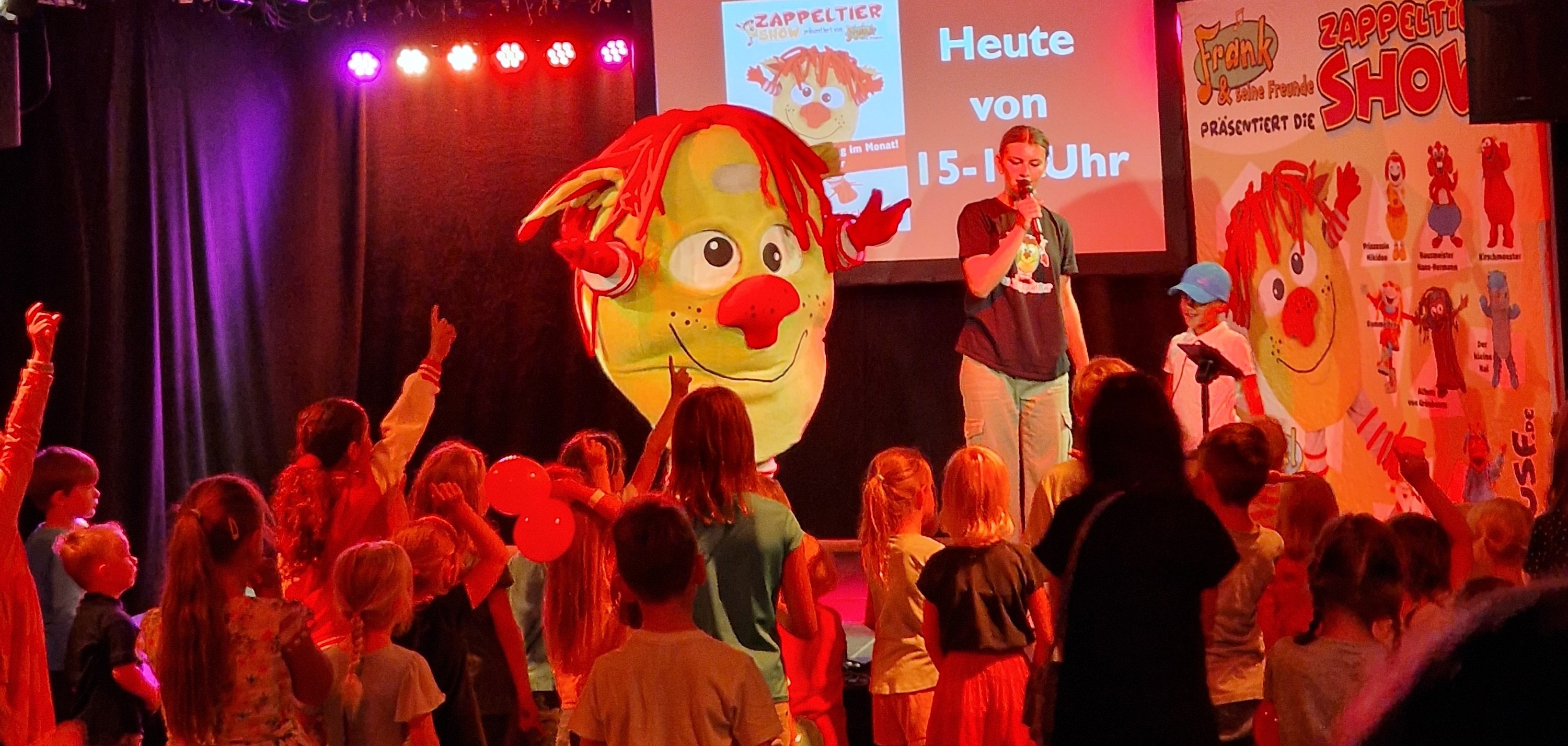Das gelbe Zappeltier in seiner Show