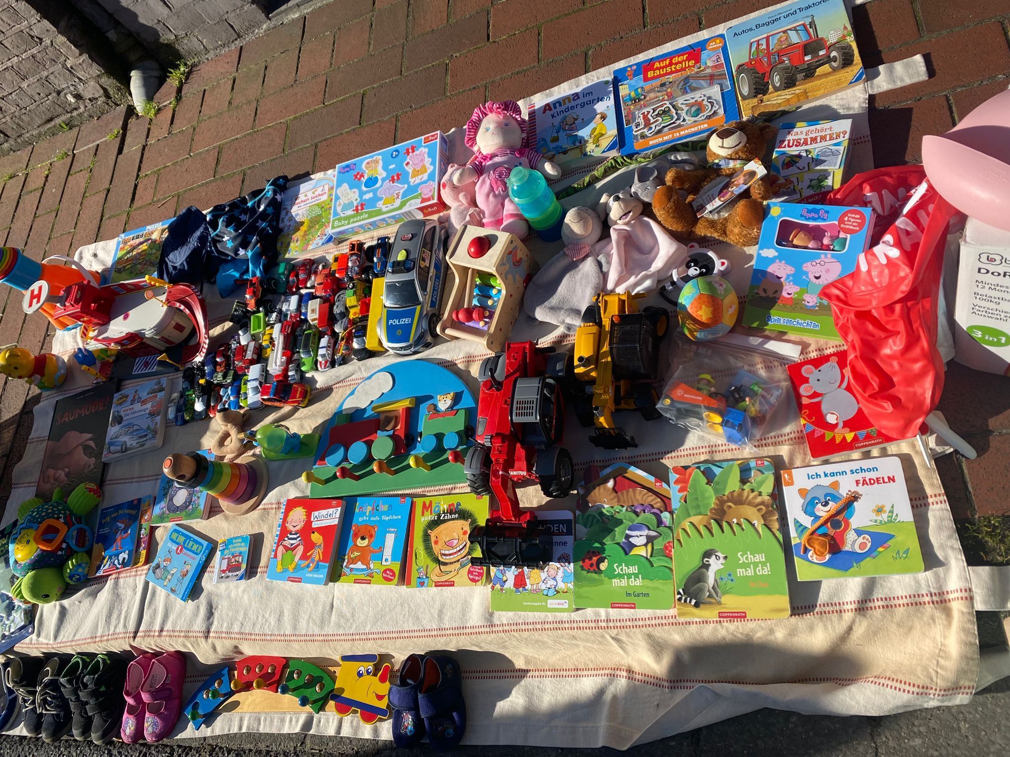 Ein Trödelmarkt-Stand mit viel Kinderspielzeug