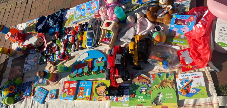 Ein Trödelmarkt-Stand mit viel Kinderspielzeug