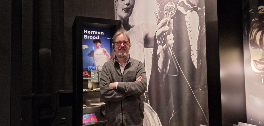 Martin Borck, der Führungen auf niederländisch durch das rock'n'popmuseum anbietet