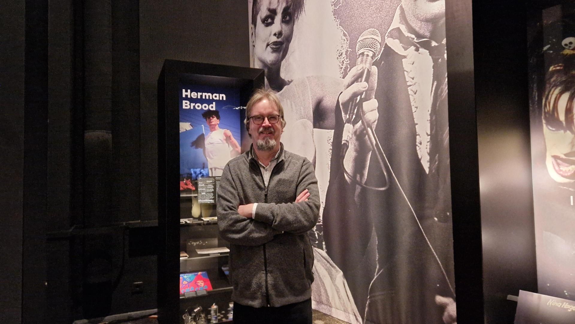 Martin Borck, der Führungen auf niederländisch durch das rock'n'popmuseum anbietet