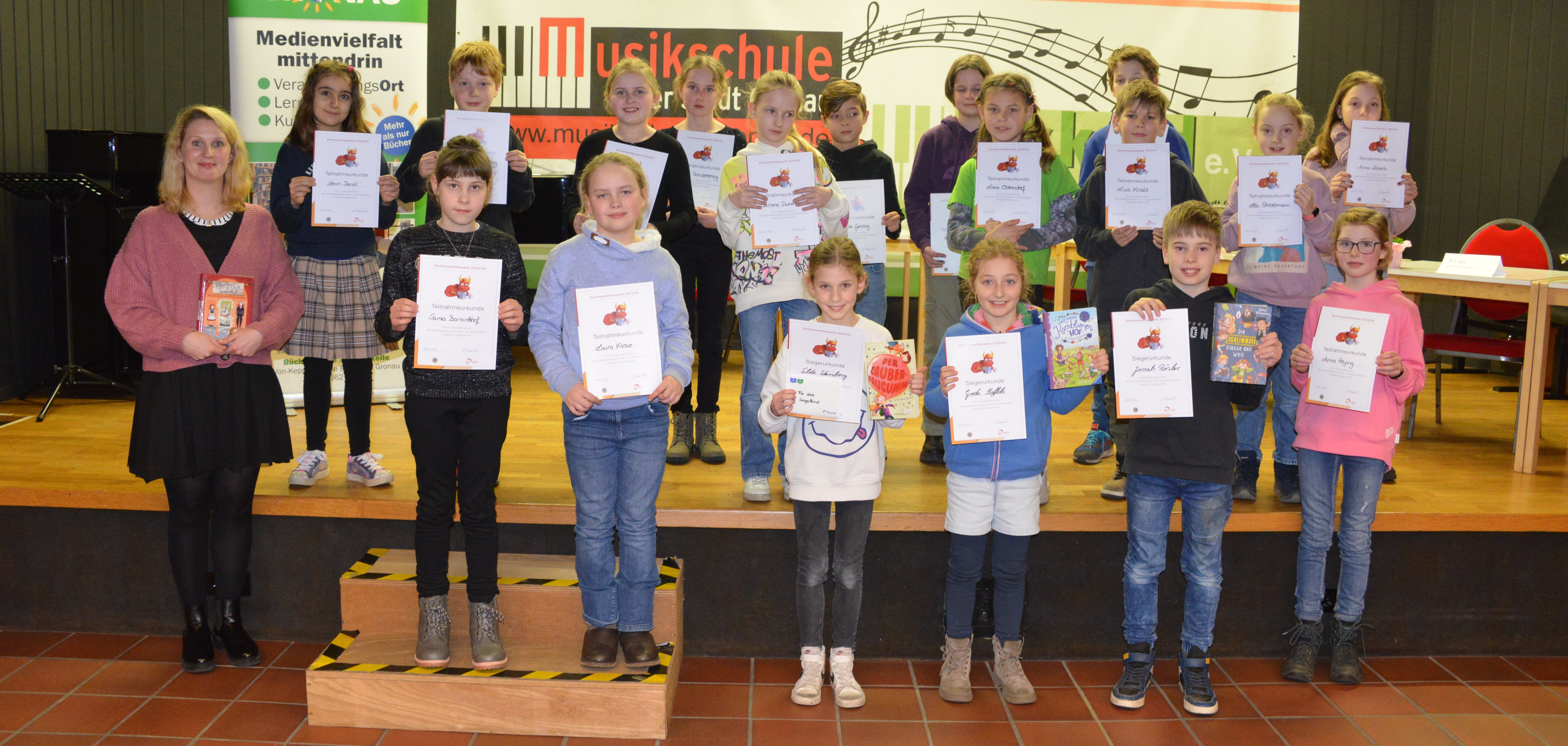 Alle Teilnehmenden beim Regionalentscheid des Vorlesewettbewerbs der Grundschulen