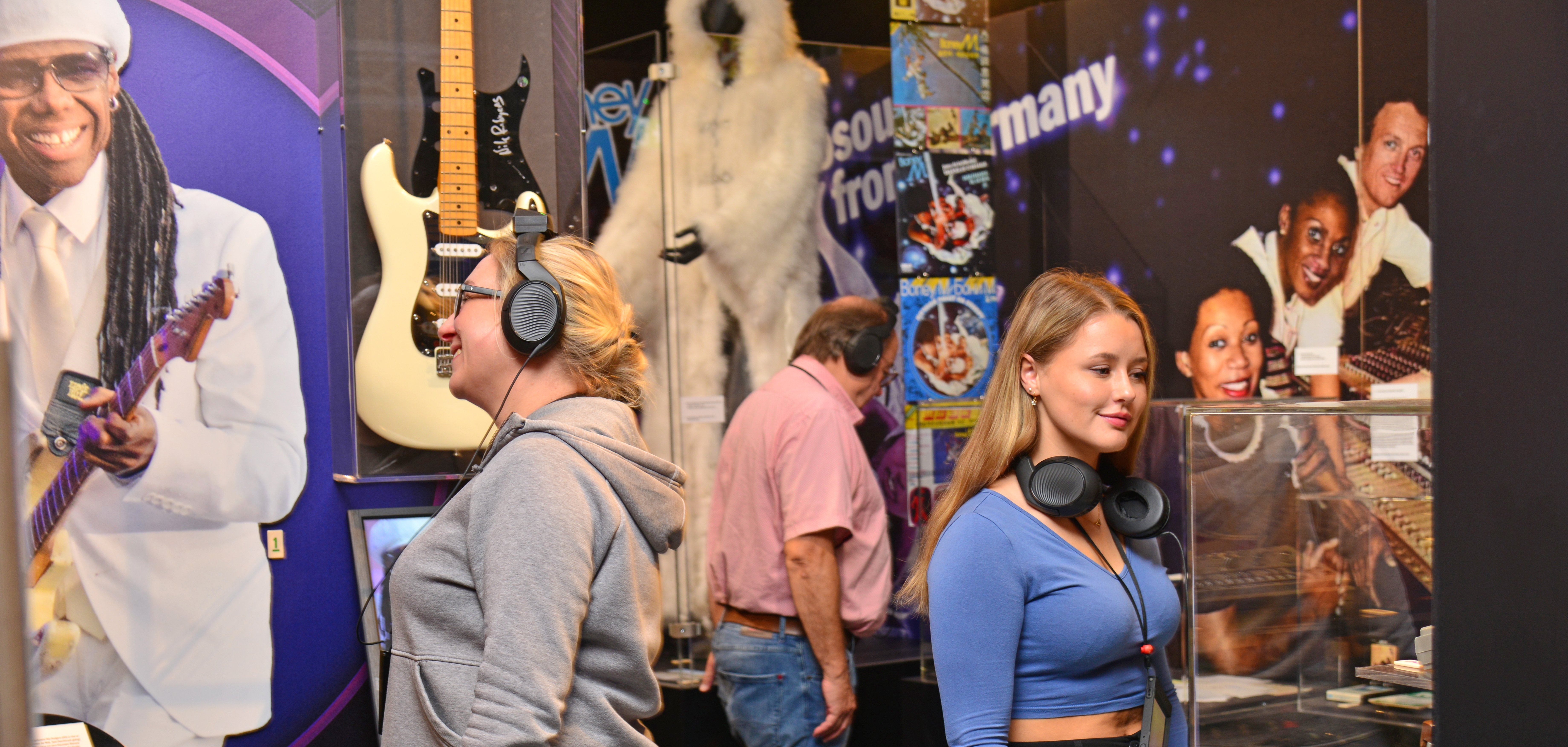 Zwei Frauen, die die Sonderausstellung DISCO im rock'n'popmuseum besuchen