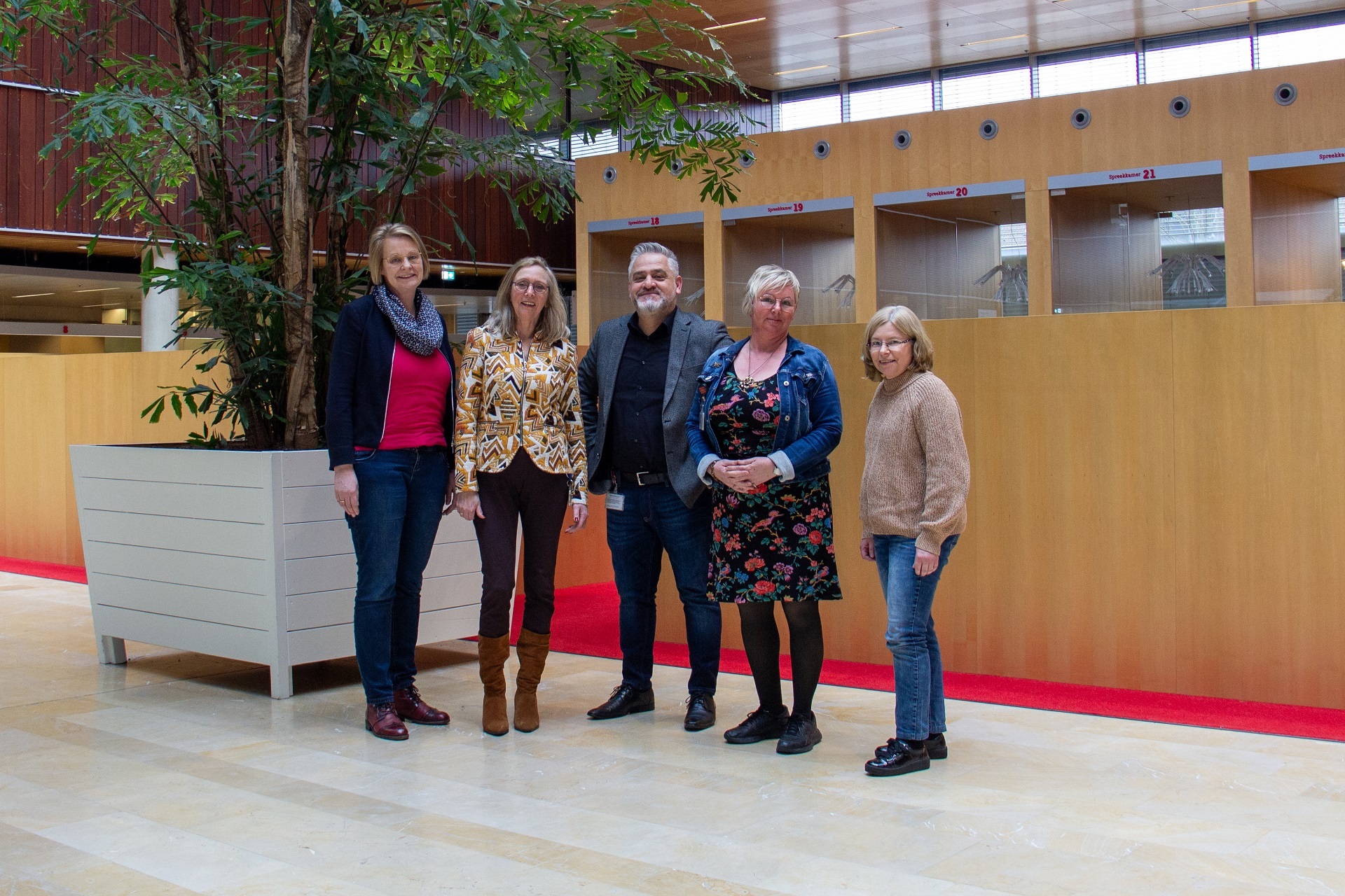 Mitarbeiter:innen des Bürger-Service Gronau stehen im stadskantoor in Enschede