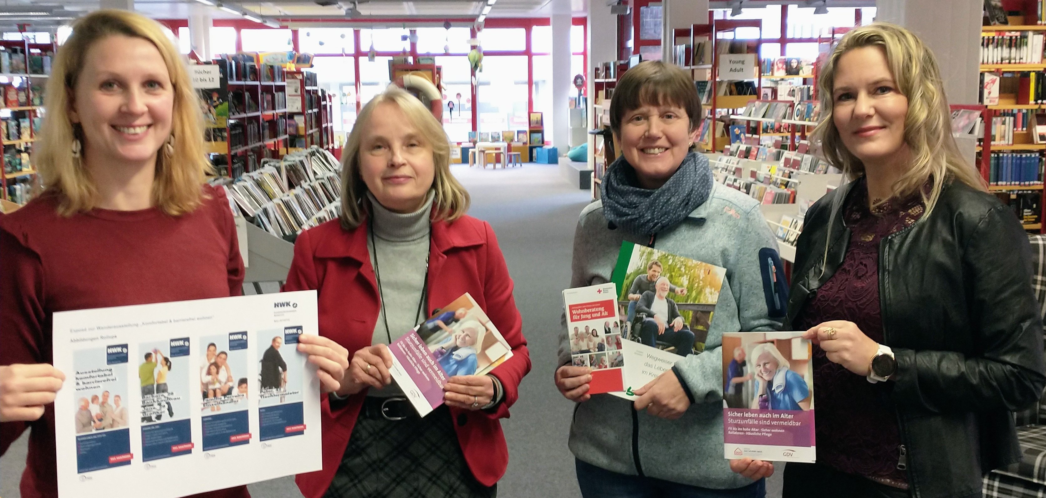 Vier Frauen präsentieren die Ausstellung "Wohnberatung für alle", die in der Stadtbücherei am 22.01.2024 eröffnet wird