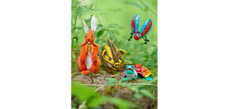 Ein Stoffhase, ein kleines Schwein, ein Schmetterling und eine Schildkröte stehen symbolisch für das Schildkröten-Musical "Edgar"