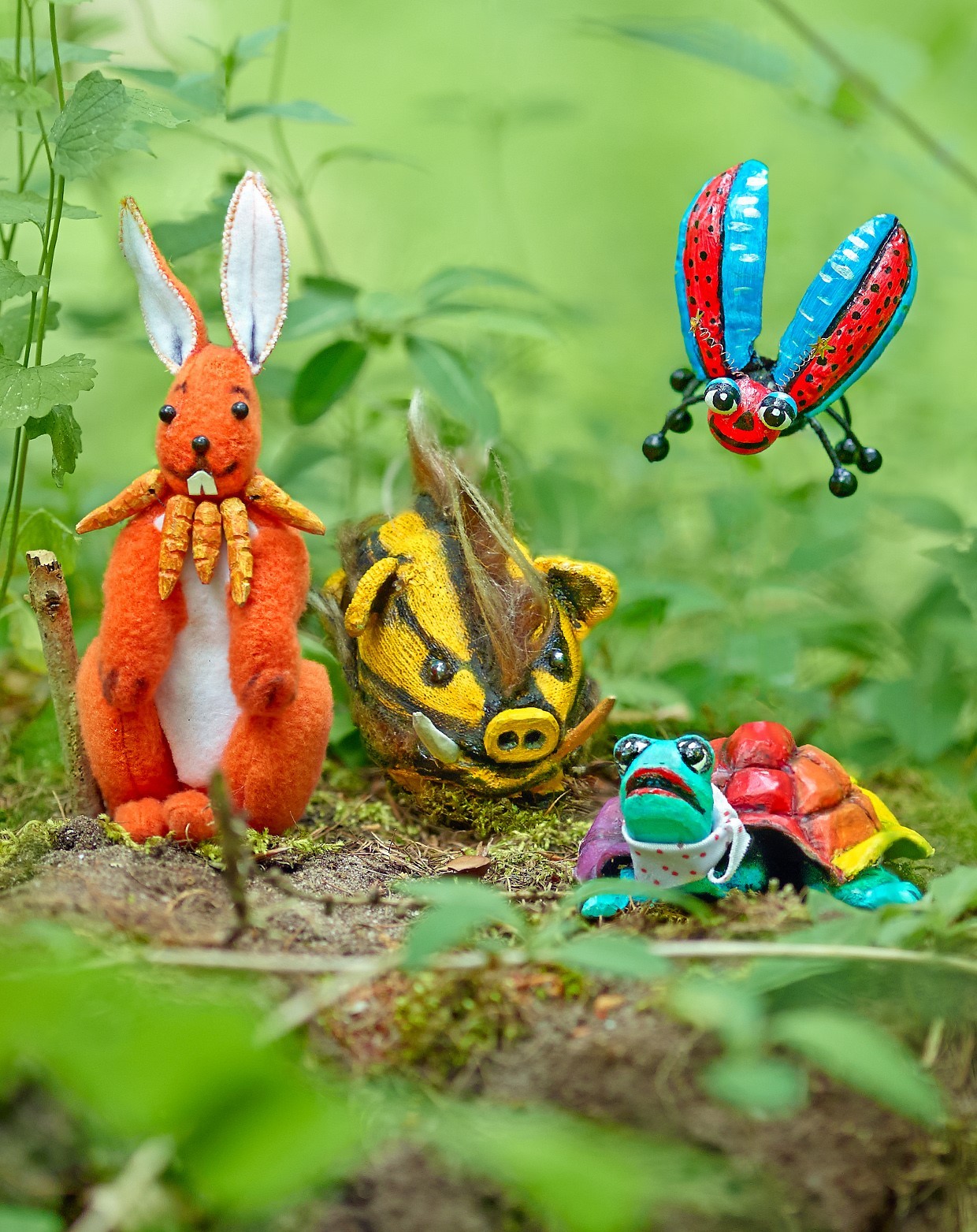 Ein Stoffhase, ein kleines Schwein, ein Schmetterling und eine Schildkröte stehen symbolisch für das Schildkröten-Musical "Edgar"