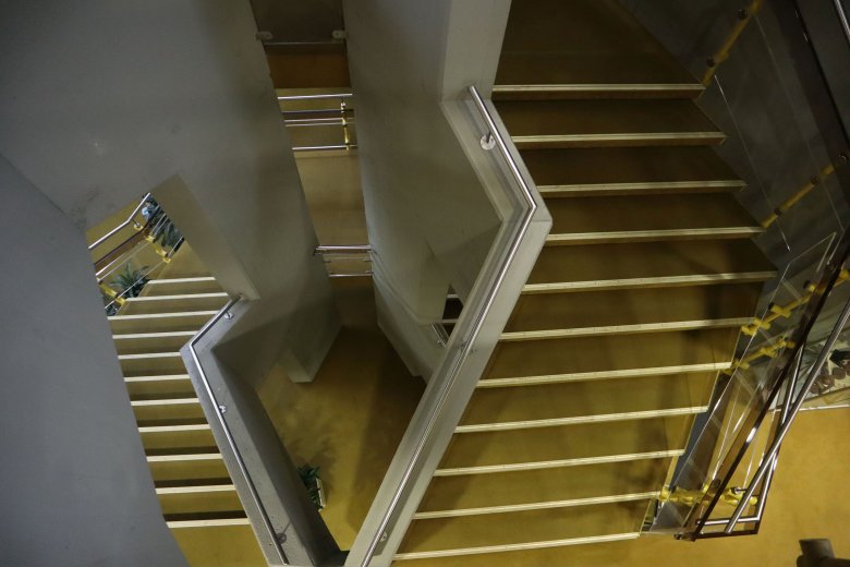 Blick in das Treppenhaus des Rathauses von oben nach unten