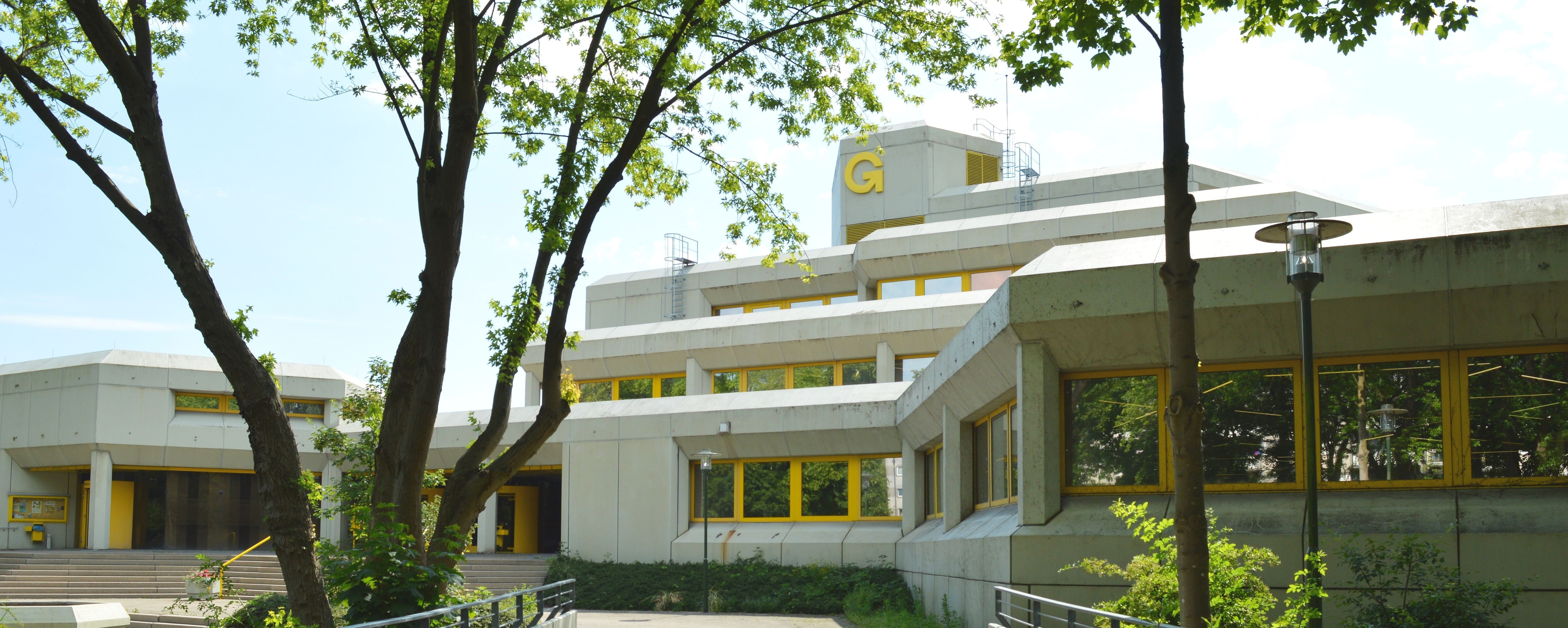 Blick auf das denkmalgeschützte Rathaus vom Stadtpark aus