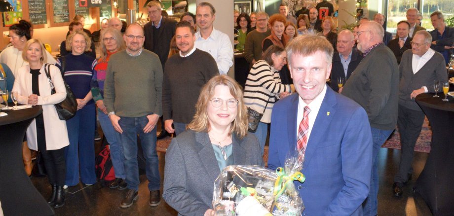 Bürgermeister Rainer Doetkotte verabschiedet die 1. Beigeordnete Sandra Cichon