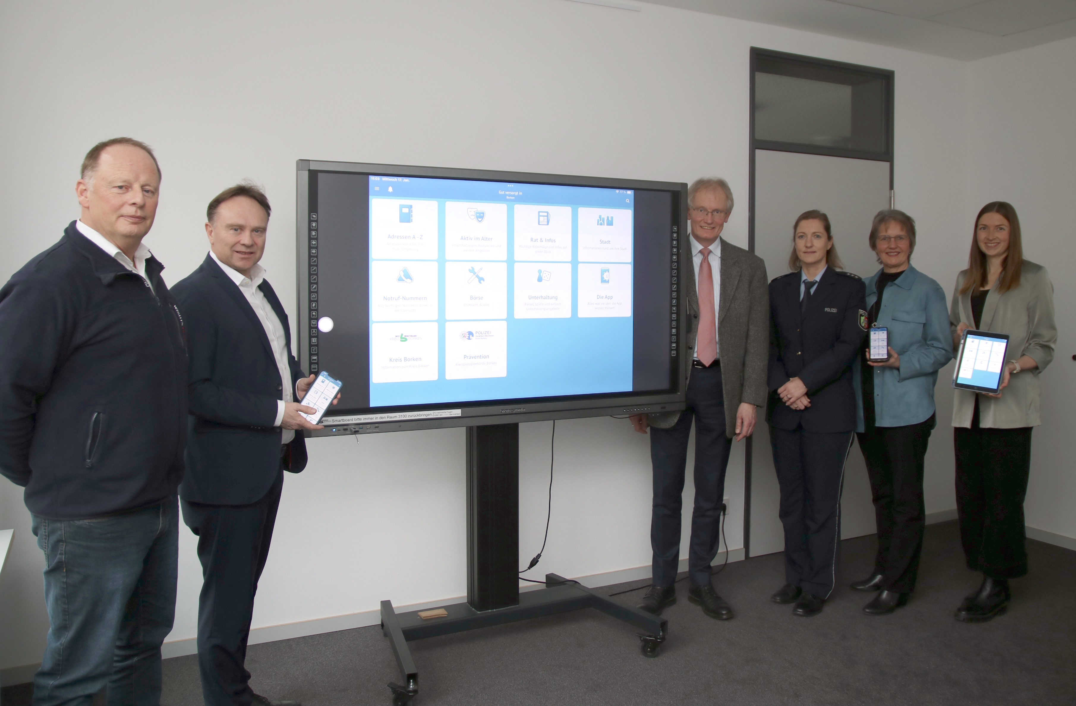 Landrat Dr. Kai Ziwcker und vier weitere Personen stellen die neue Gesundheits- und Senioren-App "Gut versorgt in" vor