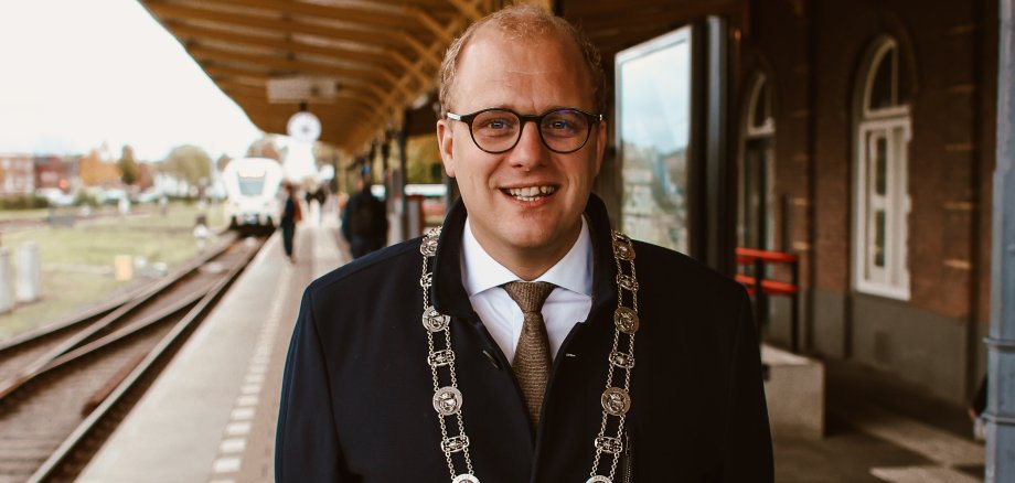 Das Bild zeigt Joris Bengevoord auf einem Bahnsteig stehen. Er ist neuer Vorsitzender der Euregio