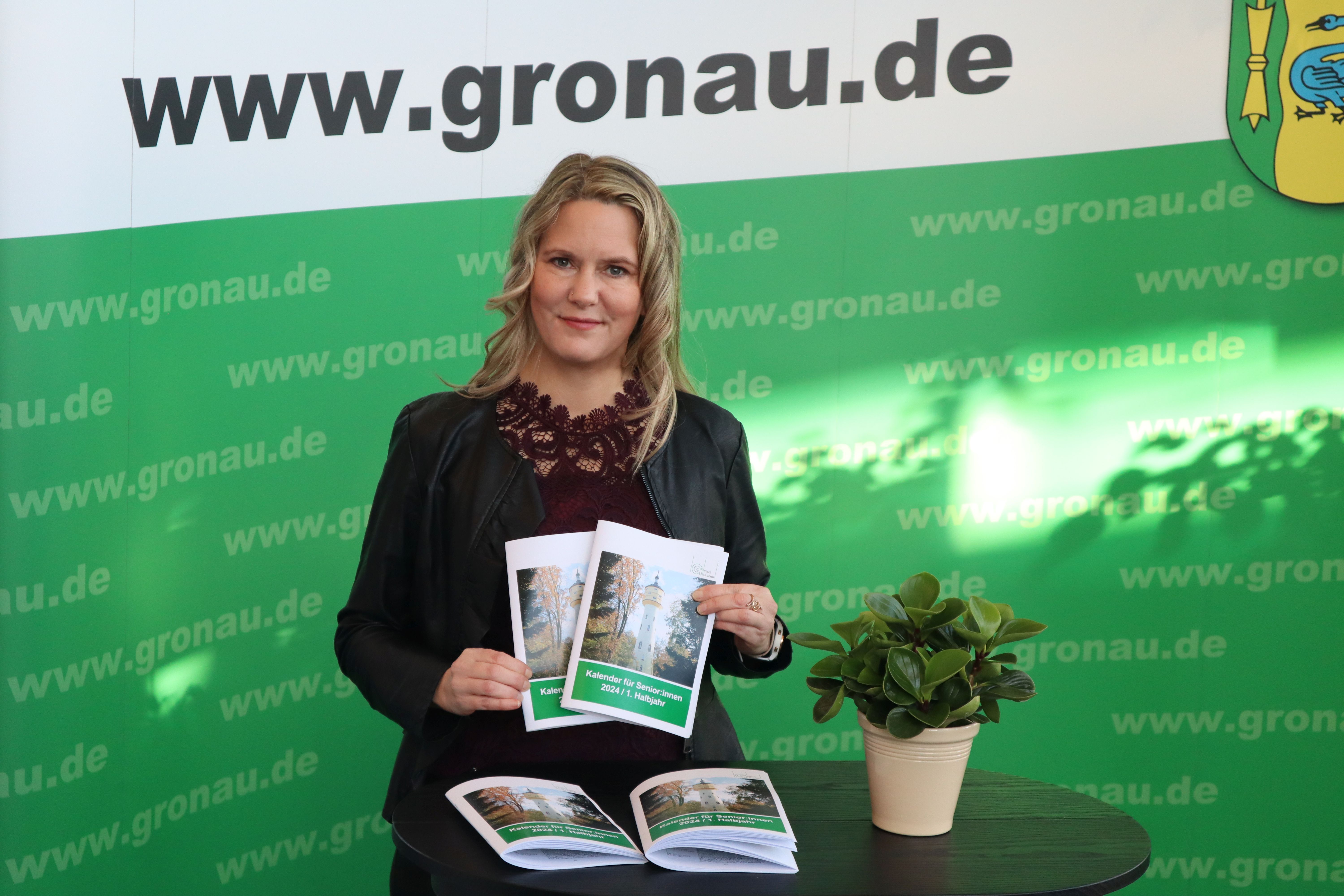 Katrin von Trümbach stellt Seniorenkalender 2024 vor