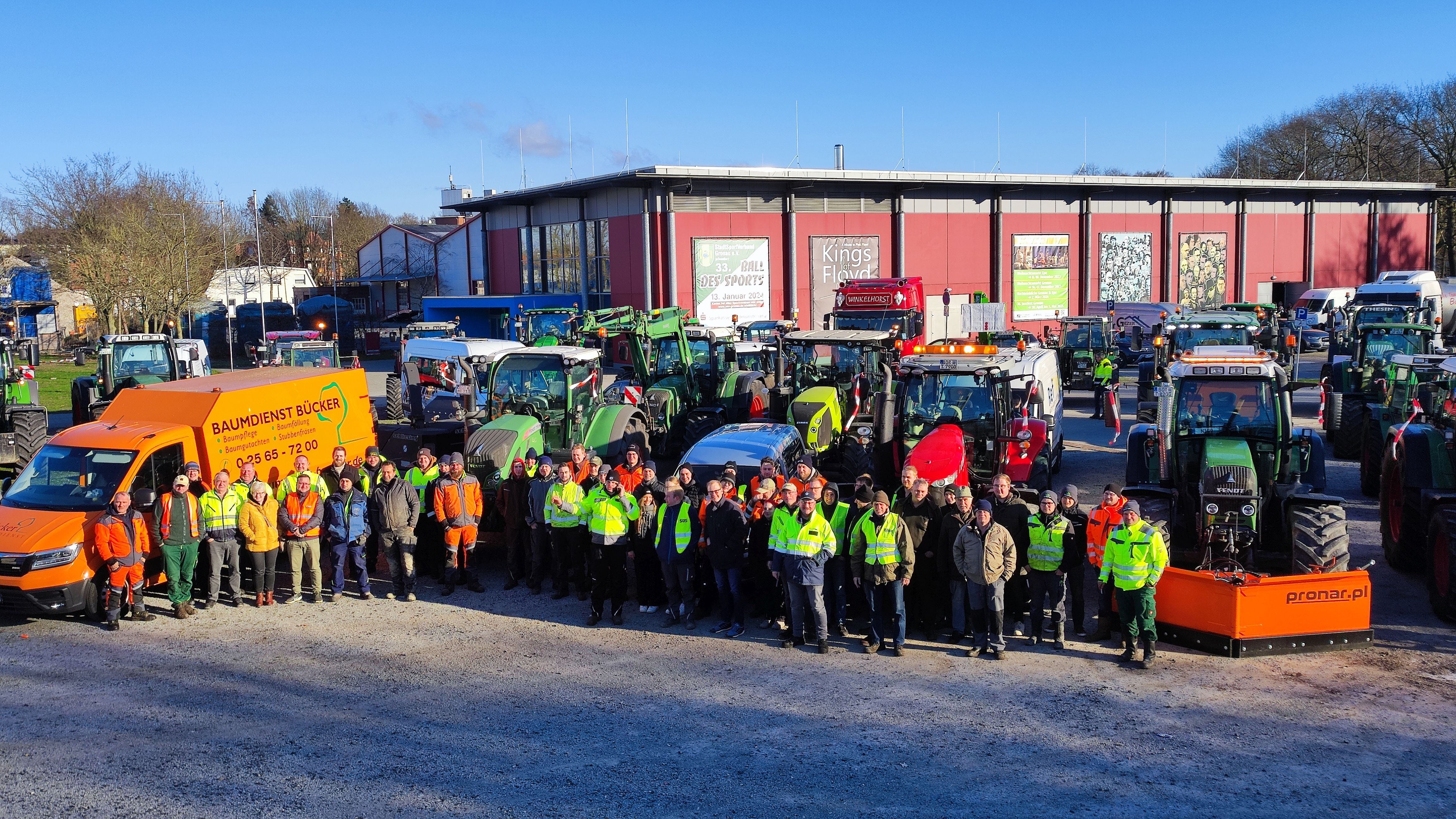 Viele Traktoren stehen in einer Reihe zum Bauernprotest