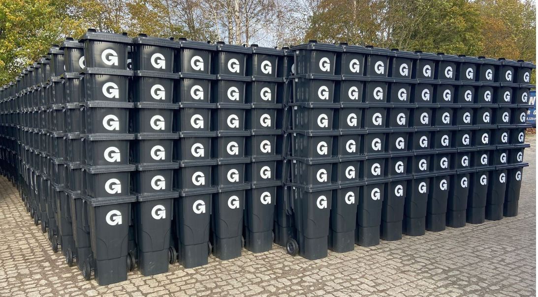 Auf dem Foto sind viele Restmülltonnen zu sehen