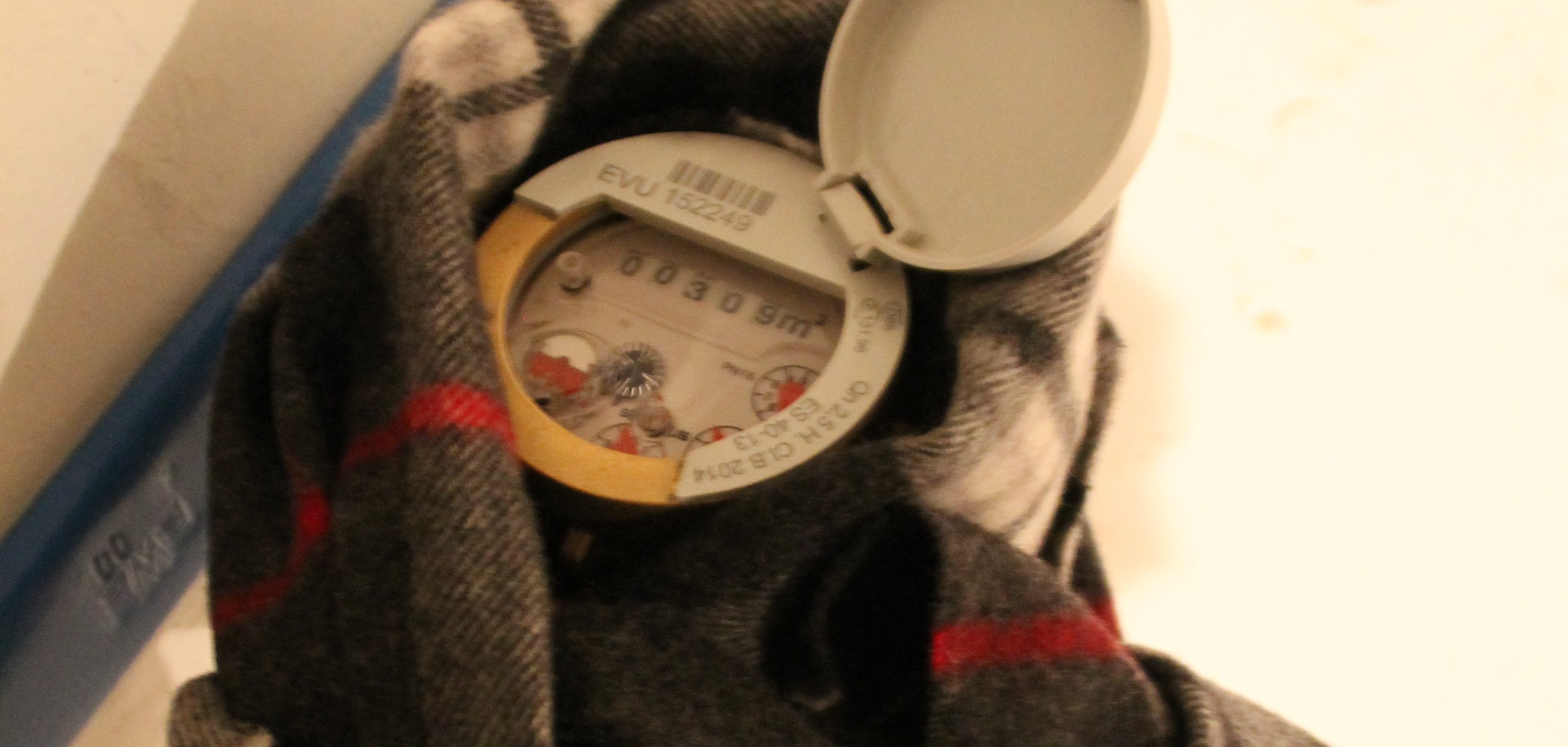 Ein Zähler der Stadtwerke, um den ein Schal gewickelt ist