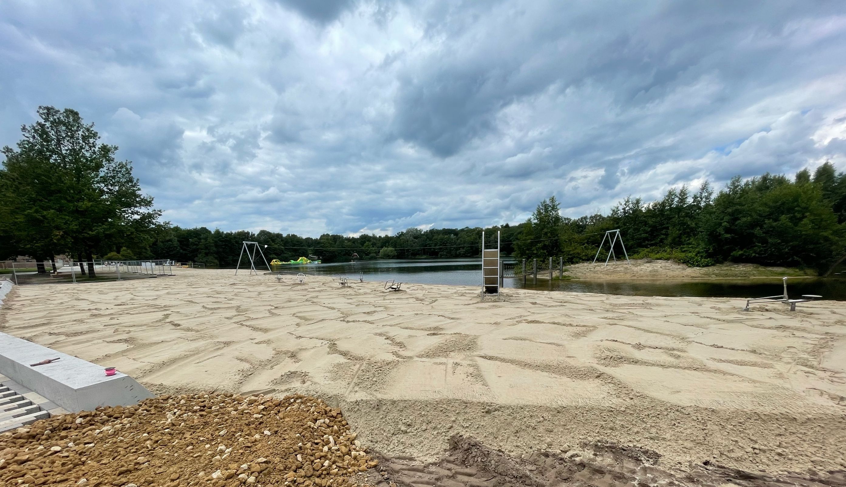 Blick über den neuen Strandbereich zum Drilandsee