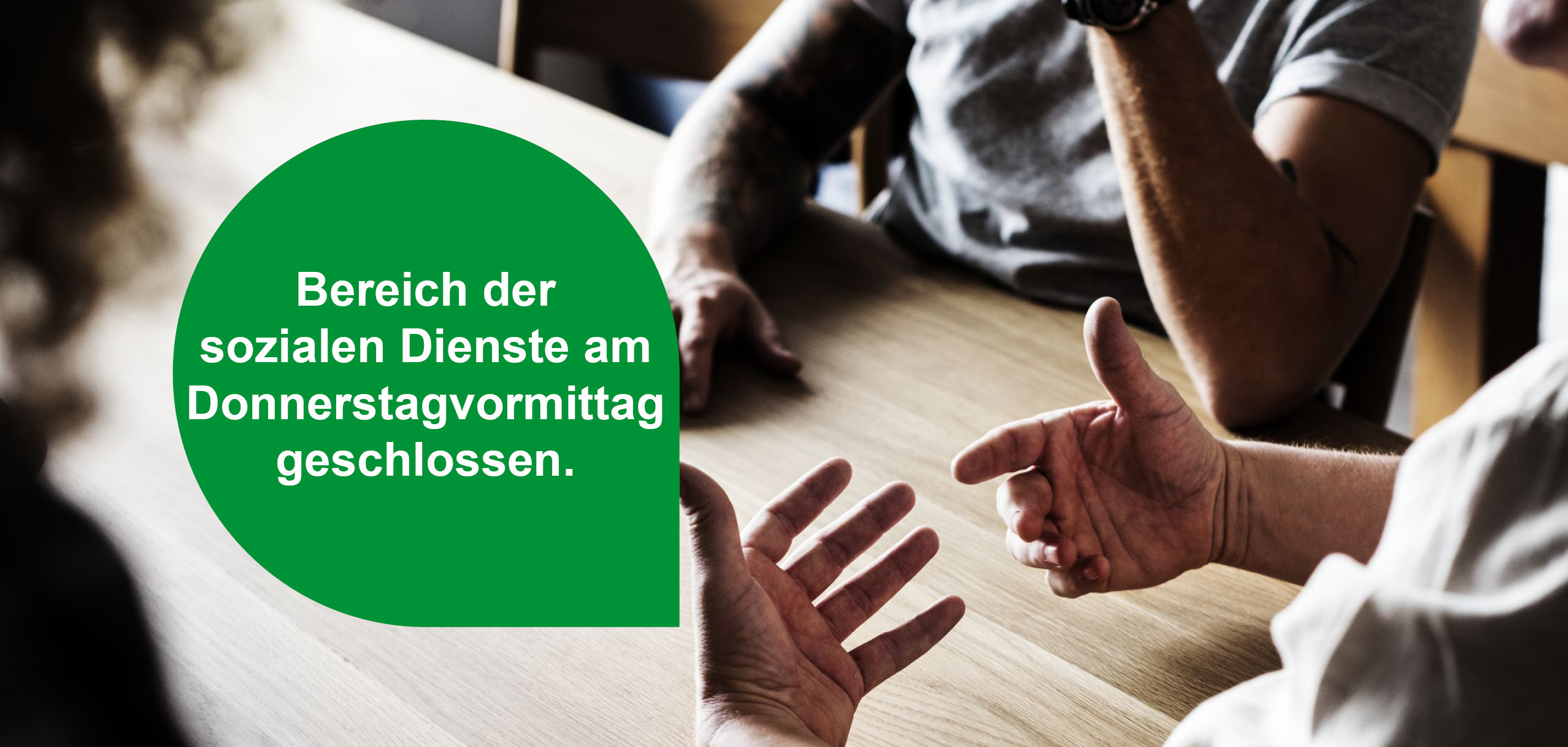 Hände von älteren Menschen mit einem Info-Hinweis in einem grünen Feld