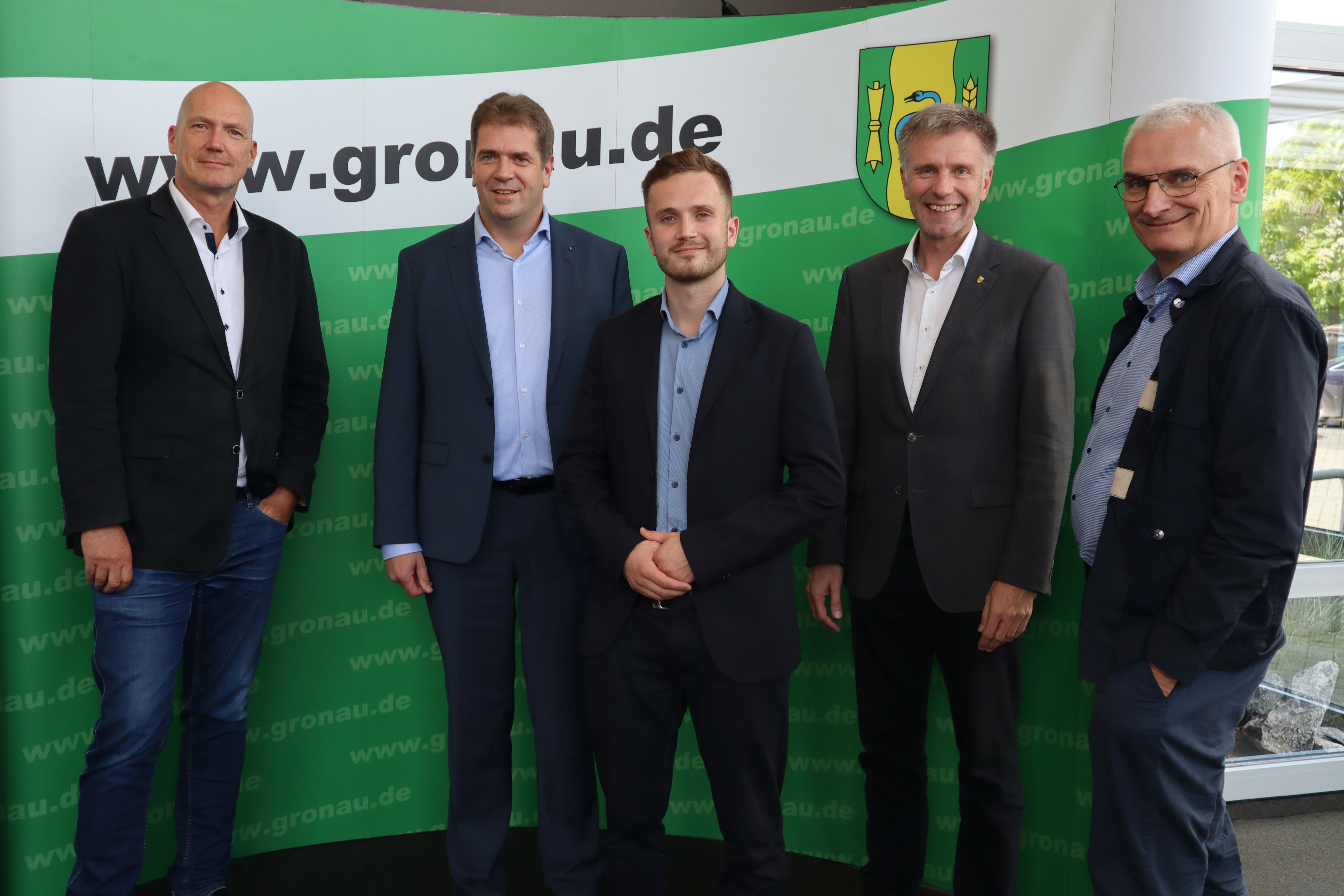 Vertreter vom Bund der Steuerzahler mit der Verwaltungsleitung der Stadt Gronau