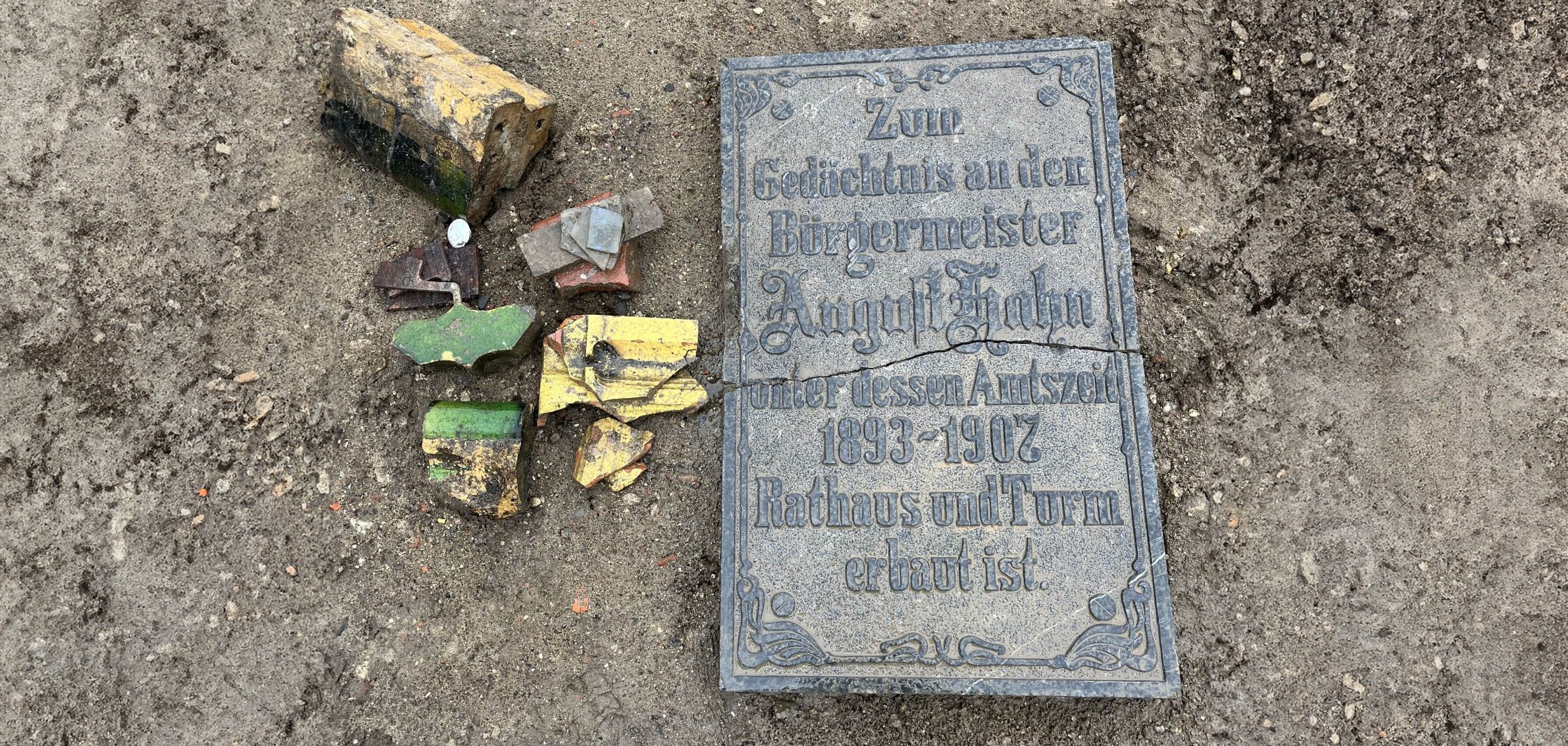 Widmungstafel für den ehemaligen Bürgermeister August Hahn.