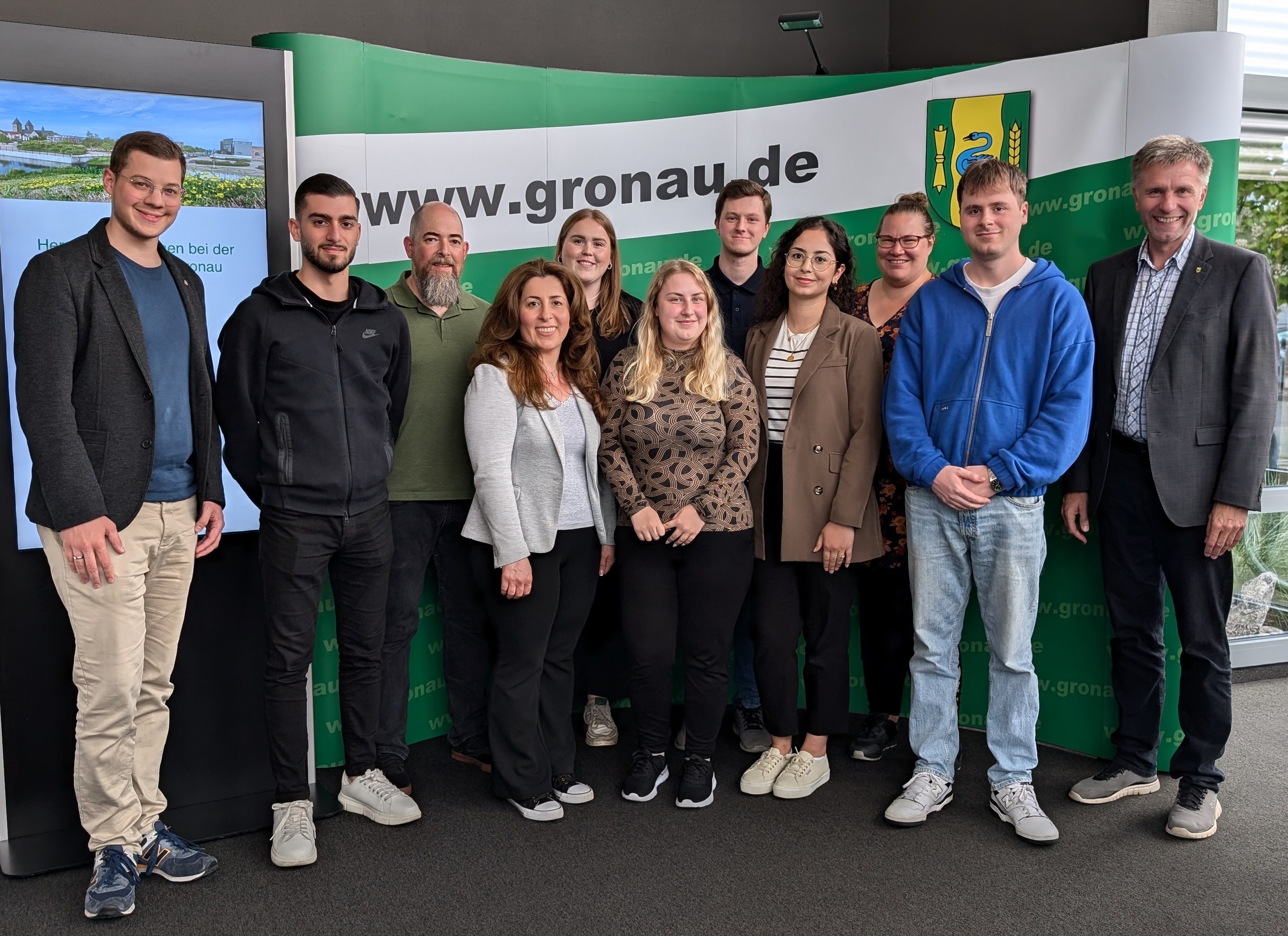 Erfolgreiche Auszubildende mit weiteren Mitarbeitenden der Verwaltung 