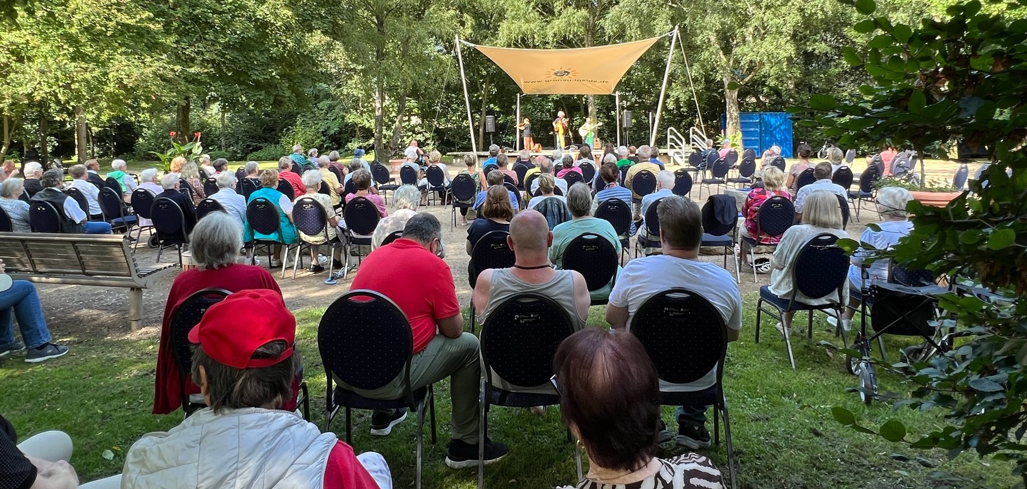 Blick auf die Waldbühne, vor der viele Menschen sitzen