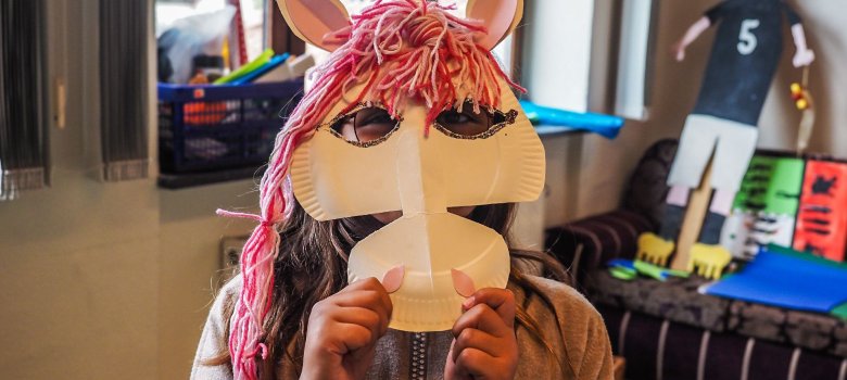 Kind mit Maske