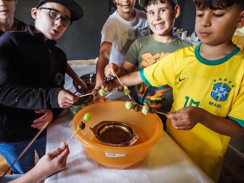 Kindergruppe mit Schokofondue