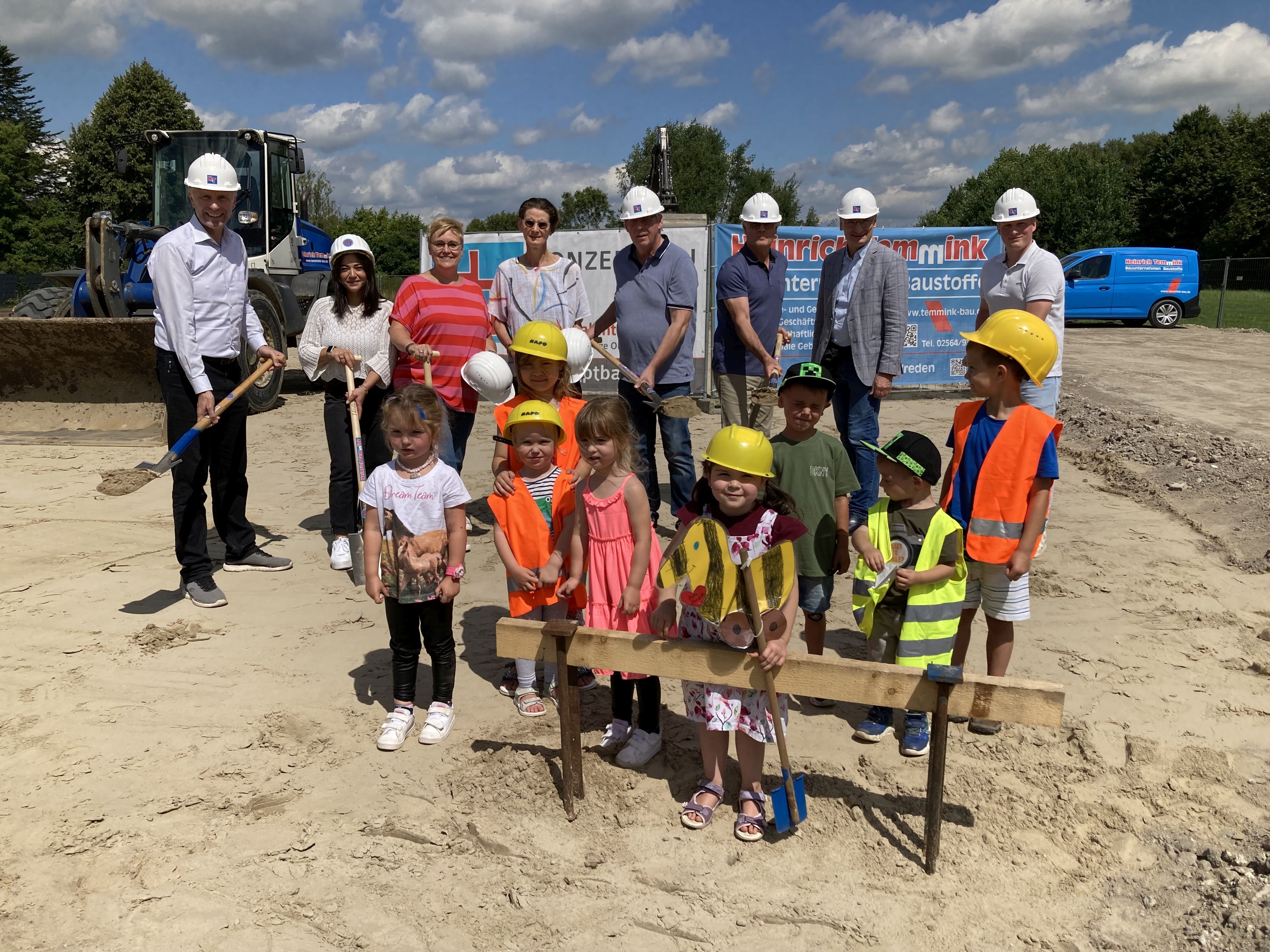 Gruppe mit Kindern auf einer Baustelle für die Kita Janosch