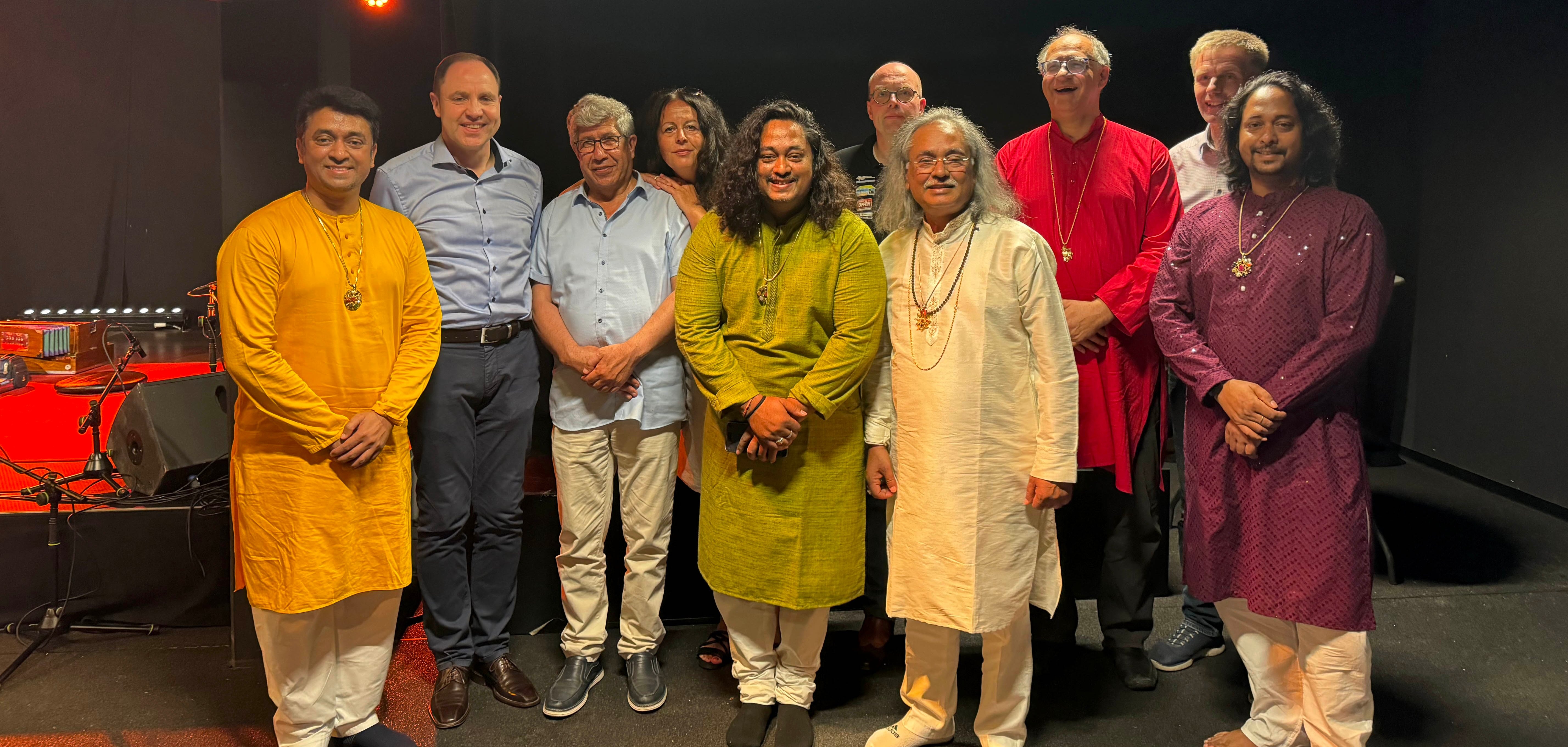 Die Musikgruppe Maharaj Trio mit der Steuerungsgruppe Fairtrade Gronau, Schulleiter des Driland Kolleg Oliver Keesen und Bürgermeister Rainer Doetkotte.