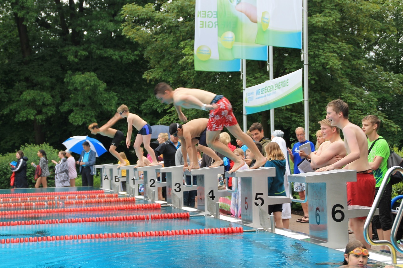 Startszene beim Schulschwimmen der Schulen