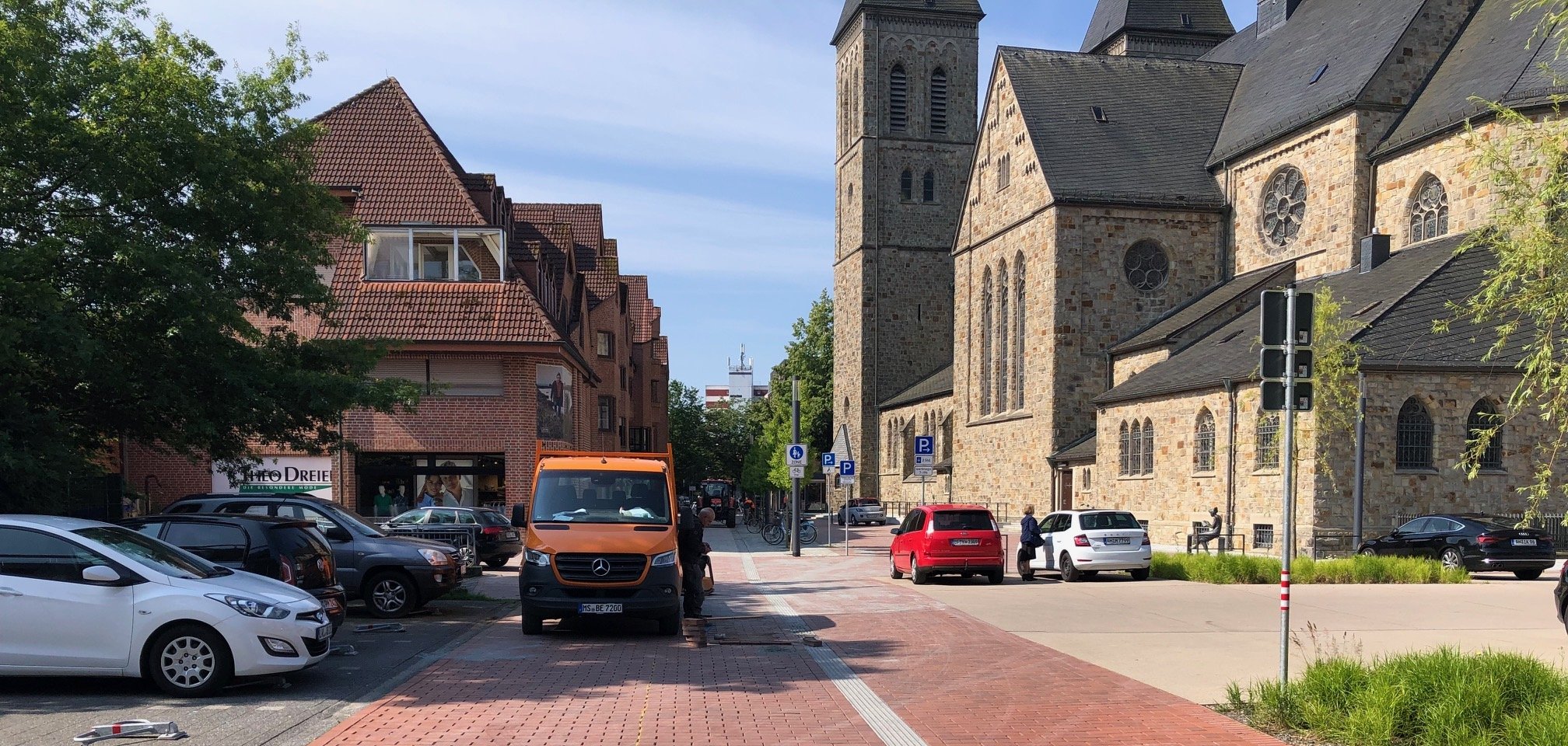 Einfahrt zum Parkplatz hinter der St. Antonius Kirche an der Kircheninsel