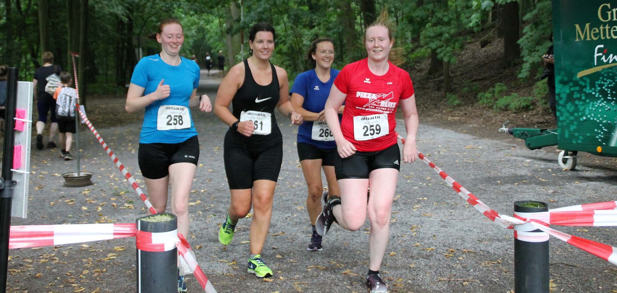 Vier Frauen beim Stadtwerke-Survival-Lauf 2023
