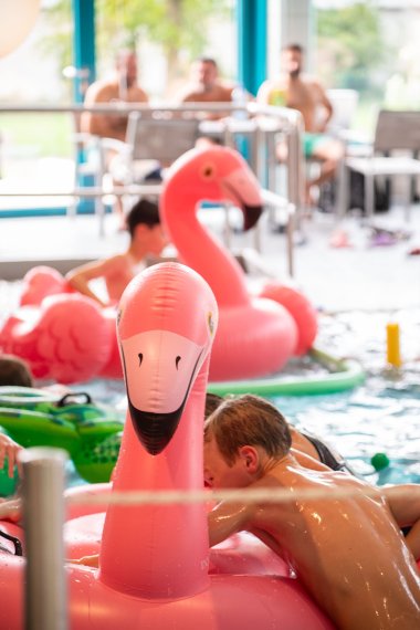 Badespaß mit Flamingo-Matratzen im Gronauer Hallenbad. 