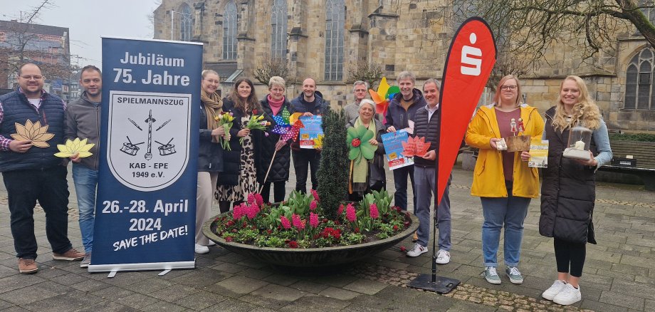 Vertreter des Spielmannszug KAB Epe, des Stadtmarketing , der Eper Werbegemeinschaft und der Sparkasse Westmünsterland als Sponsor werben für das Frühlingsfest am 28. April 2024.