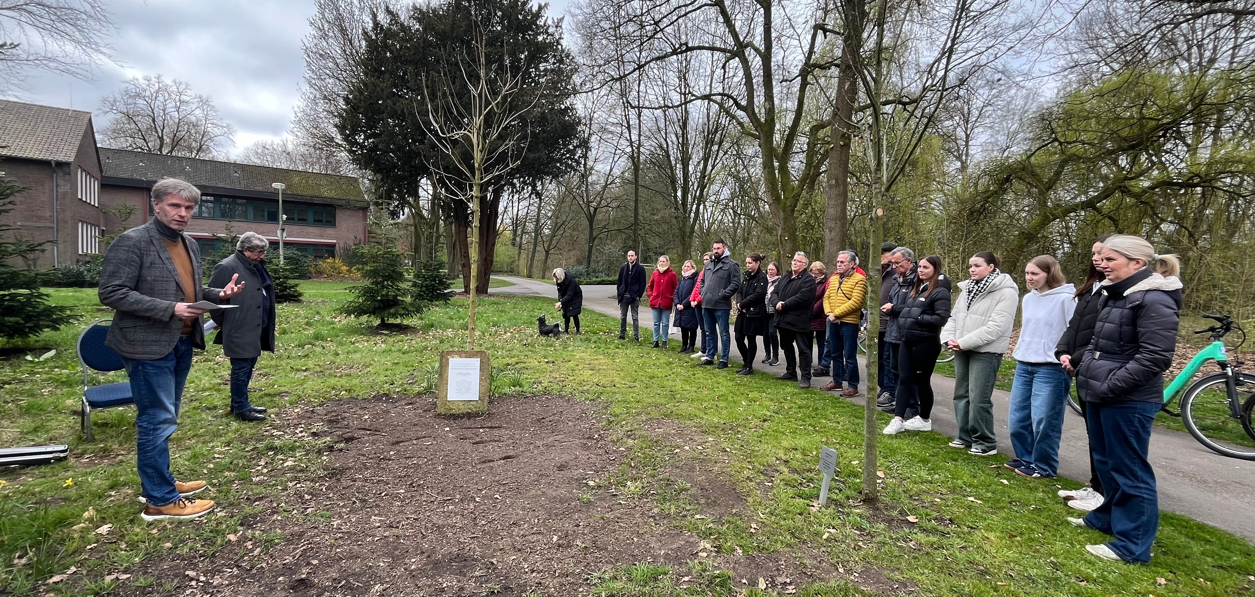 Gronau stehen an der Gedenkstätte 10+1 Bäume im Stadtpark. Sie setzten dort bei der Kundgebung ein Zeichen gegen Rassismus und für ein vielfältiges, friedliches und gleichberechtigtes Zusammenleben in Gronau.