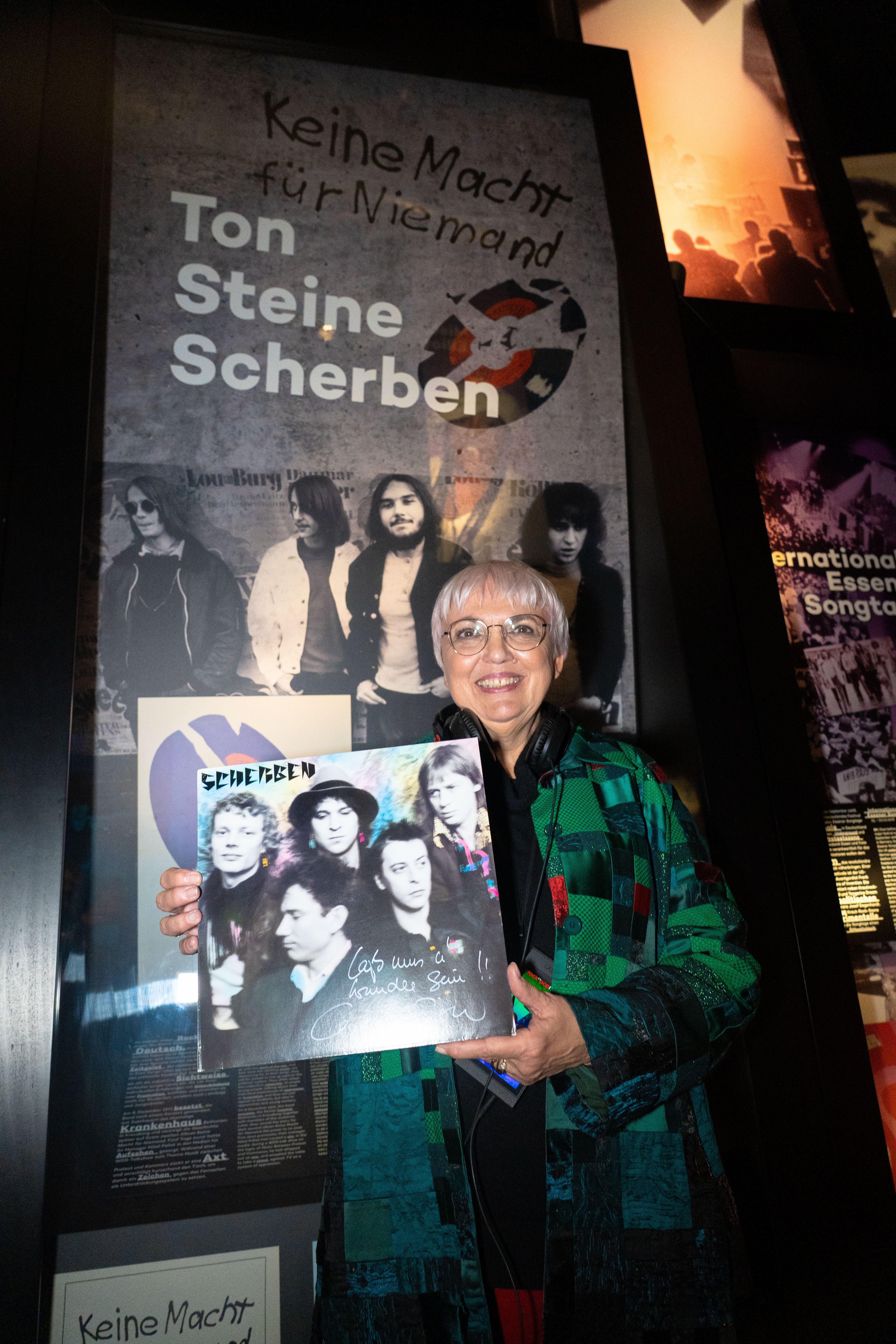 Kulturstaatsministerin Claudia Roth hält eine Schallplatte in der Hand